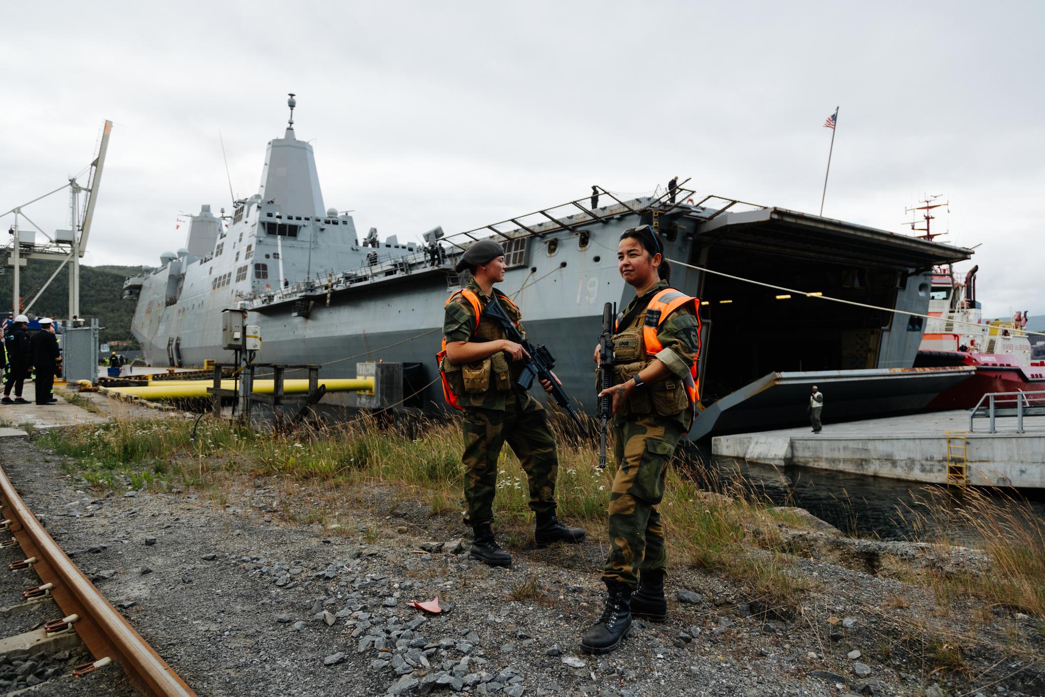 HV-soldater på vaktoppdrag da det militære amfibietransportskipet USS Mesa Verde var i Narvik havn i august 2023.