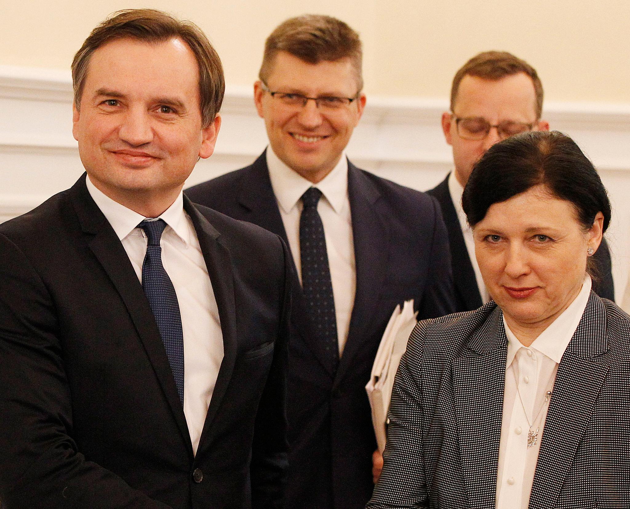 Polens justisminister, Zbigniew Ziobro (t.v.), er også landets riksadvokat. I slutten av januar møtte han visepresident i EU-kommisjonen Vera Jourova for å samtale om konflikten med EU. 