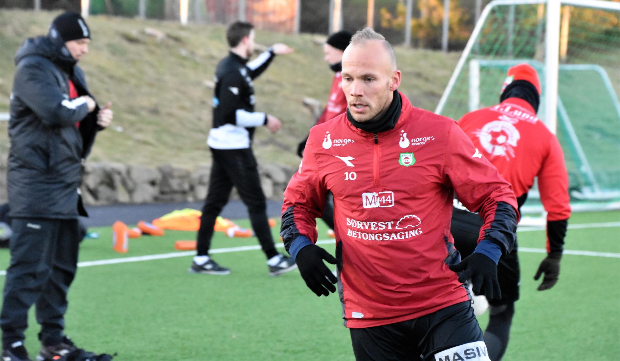 Omar Fonstad El Ghaouti scoret 19 ganger for Fram Larvik i fjor, blant annet mot Bryne. Nå har toppscoreren ikledd seg rødt for å spille Bryne opp.