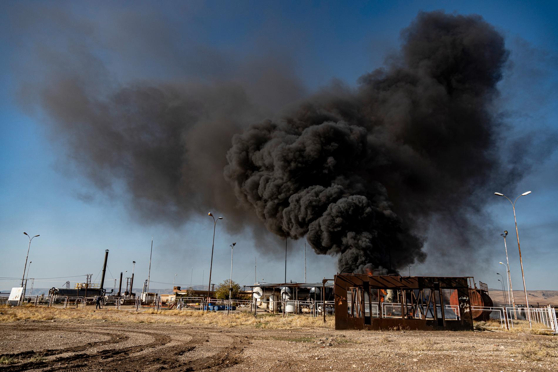 Røyk stiger opp fra et drivstofflager utenfor Qamishli i Syria etter et tyrkisk luftangrep onsdag. 