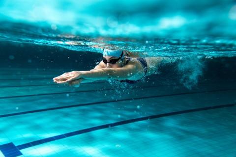 Svømmere tåler mange timers trening uten å bli skadet.