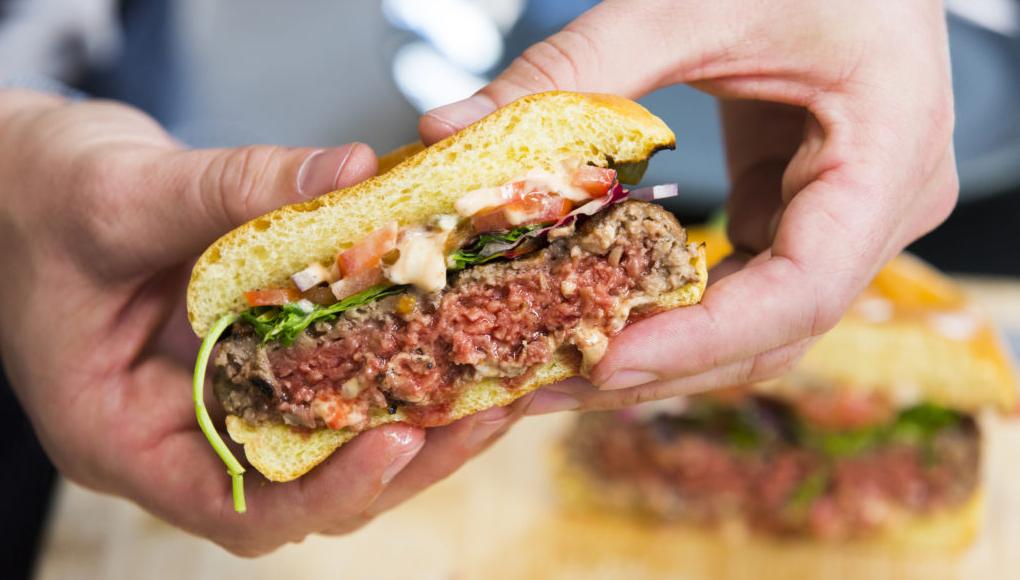 Vegetaralternativer til kjøtt blir stadig mer populært. Vegetarburgeren til Impossible Foods krever 95 prosent mindre land og slipper ut 87 prosent mindre klimagasser.