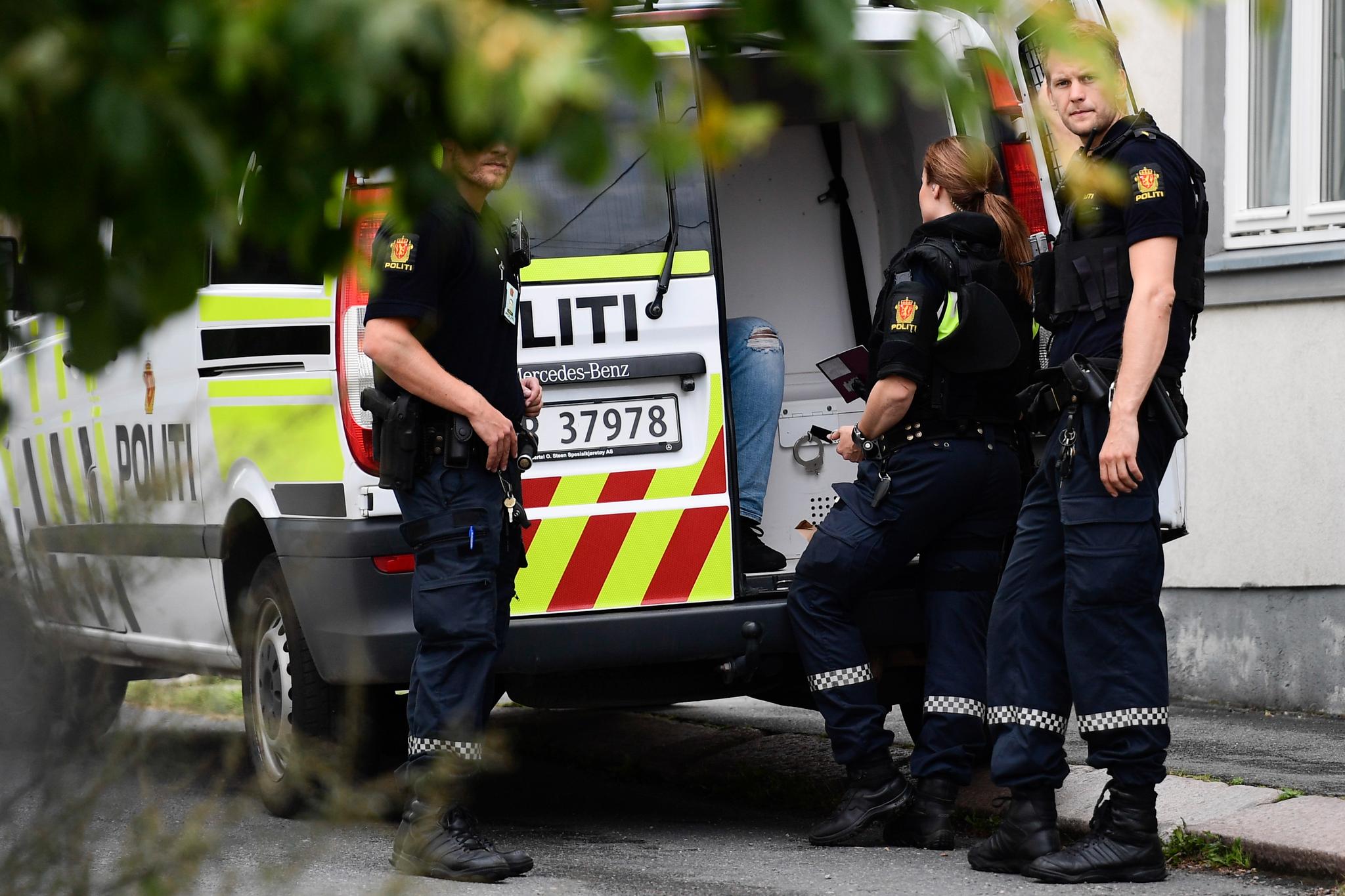 Politiet har kontroll på en mistenkt mann etter en skyteepisode på Vålerenga i Oslo torsdag. 
Foto: Jon Olav Nesvold / NTB scanpix