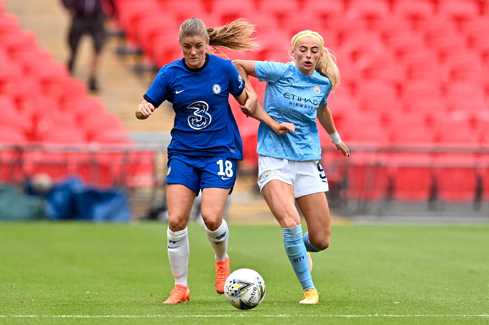 Maren Mjelde i duell med Manchester City-spiller Chloe Kelly i Community Shield på Wembley.
