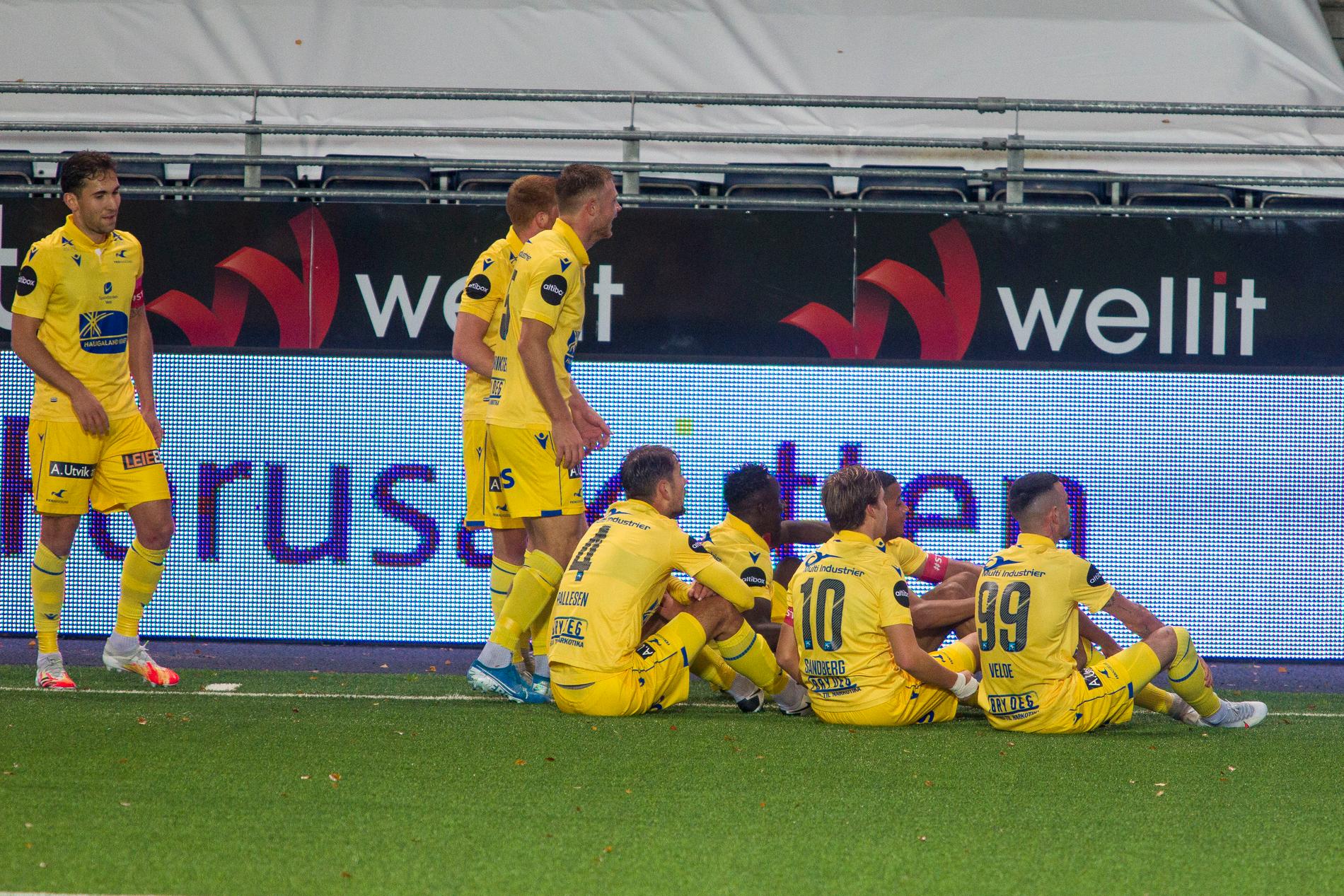 Haugesund-spillerne feiret seiersmålet ved å sette seg ned på bakken og se reprisebildene på storskjerm. 