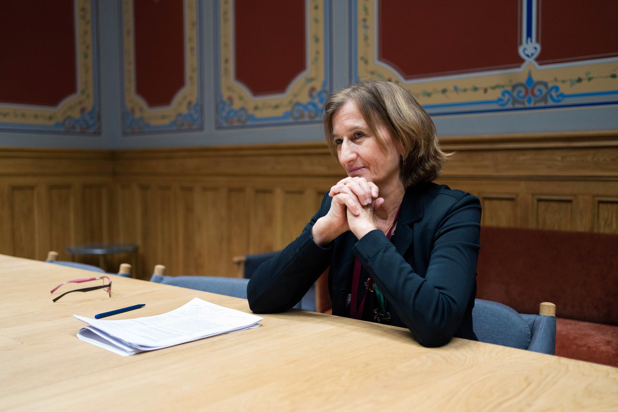 Marianne Andreassen går av som stortingsdirektør. Hun begrunner det med at Stortinget har vedtatt et overtredelsesgebyr fra Datatilsynet, men erkjenner at avsløringene om politikernes goder har vært krevende.