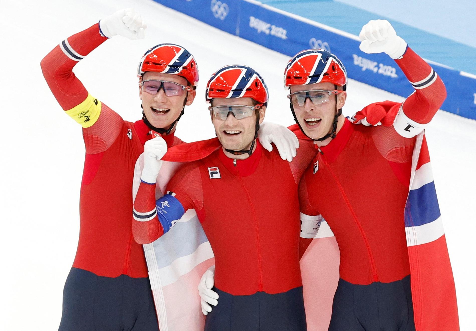 MAKELØS: Sverre Lunde Pedersen (i midten) tok sitt andre OL-gull på rad på lagtempo i Beijing i februar, sammen med Peder Kongshaug (t.v) og Hallgeir Engebråten.  