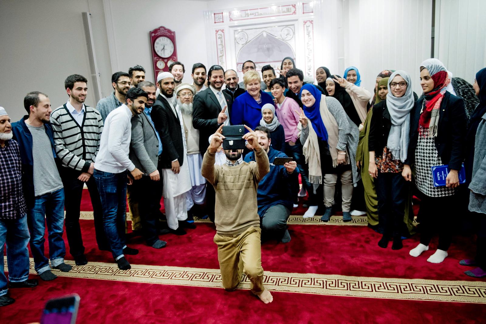 Statsminister Erna Solberg (H) stilte opp på en "selfie" sammen med representanter for muslimsk ungdom i Islamic Cultural Centre sin moské ved Tøyenbekken i Oslo tirsdag kveld.