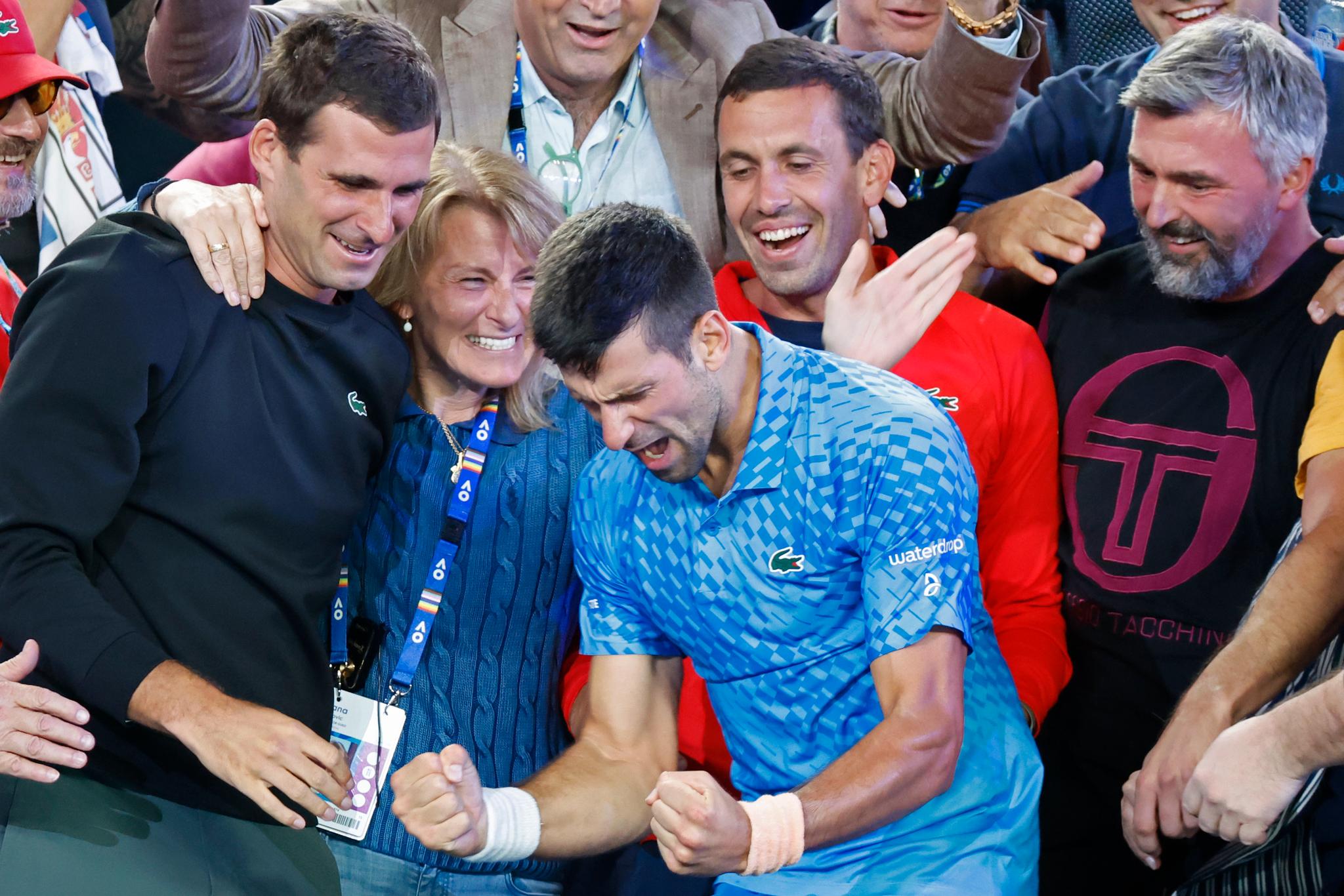 JUBLET: Novak Djokovic vant Australian Open-finalen mot Stefanos Tsitsipas søndag, her er det mye følelser når han løper bort til teamet sitt og mor Dijana Djokovic. 