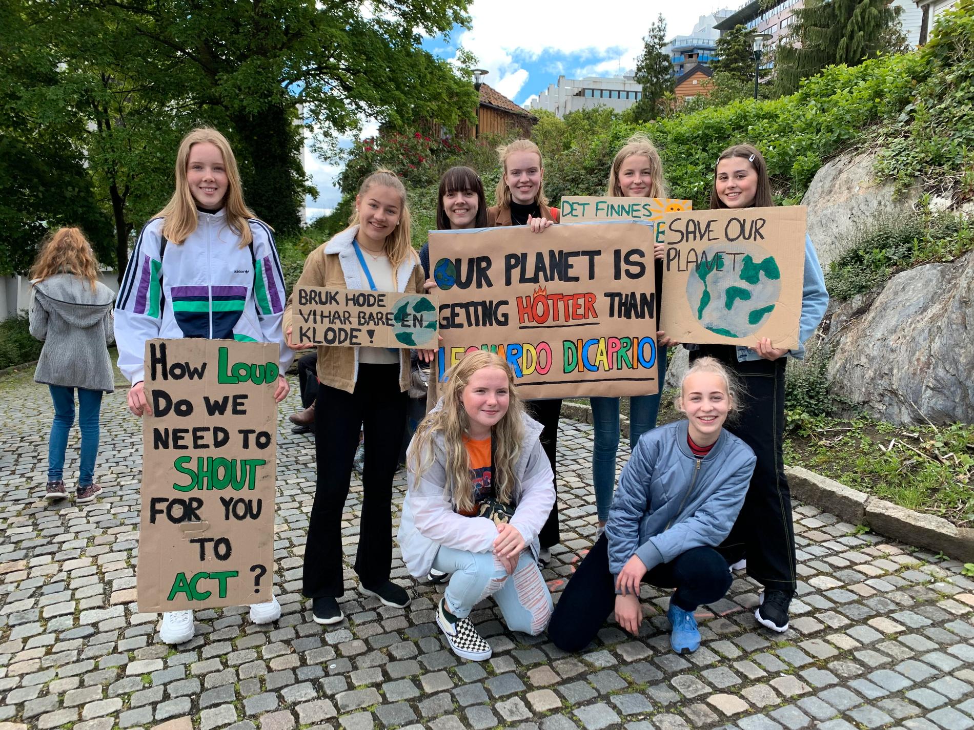 Denne vennegjengen droppet skolen for å streike i dag. Fra venstre: Hanna Marie Carlsson (15), Malena Fjæran Nygaard (14), Emma Cosse (15), Nora Steffensen Knudsen (15), Oda Bu Kvaløy (15), Silje Kristensen (15), Anna Arnøy Rødder (14), Lina Grøtting (14). 