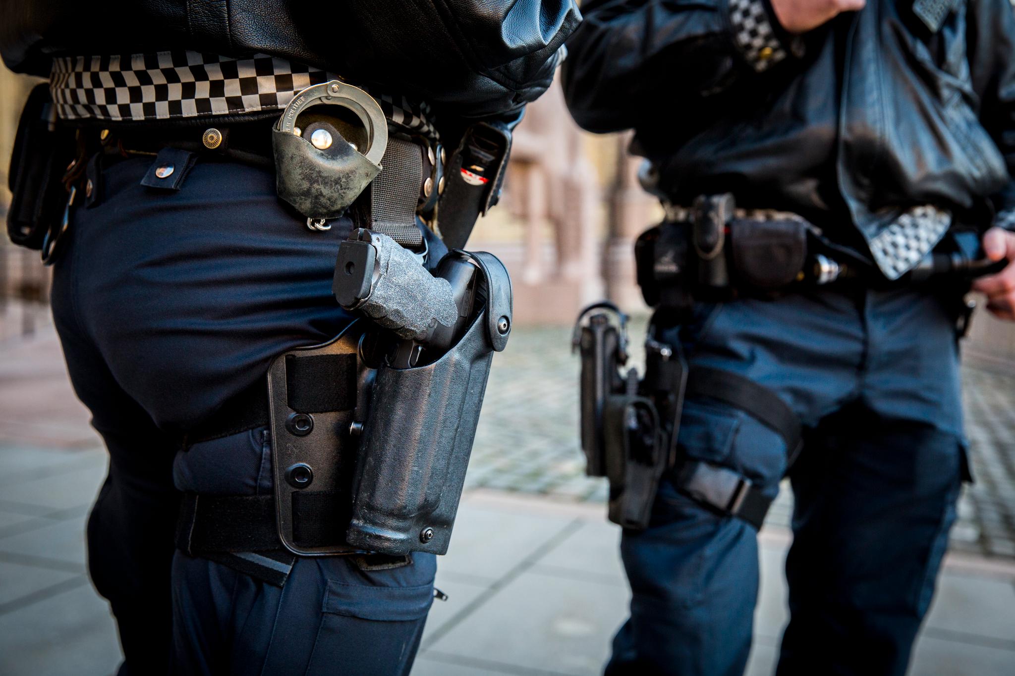 Slik ser det ut når norsk politi bærer sitt standardvåpen, pistol.
