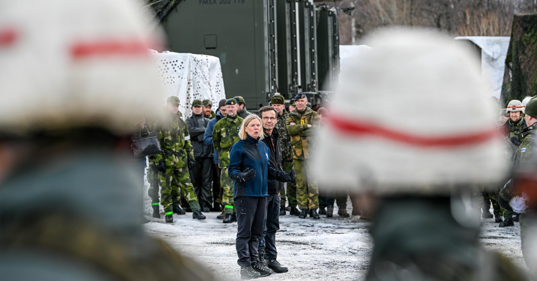 Daværende statsminister Magdalena Andersson og nåværende statsminister Ulf Kristersson dro sammen på Nato-øvelsen Cold Respons i fjor for å vise samhold. Nå skaper den trøblete Nato-prosessen kiving mellom partiene. 