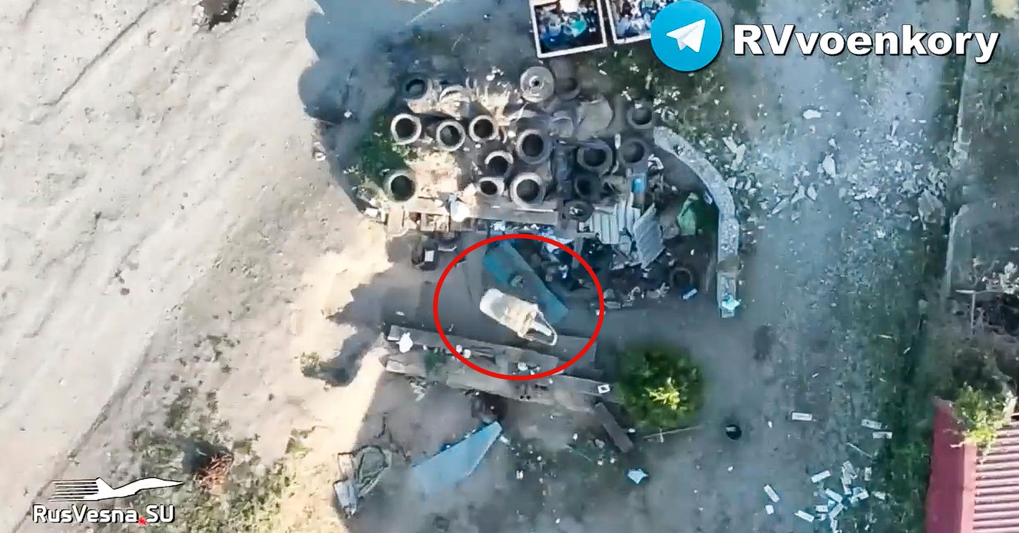 En russisk drone har nettopp sluppet en granat på ukrainske soldater som har søkt dekning. Øyeblikket blir fanget opp av dronens kamera.