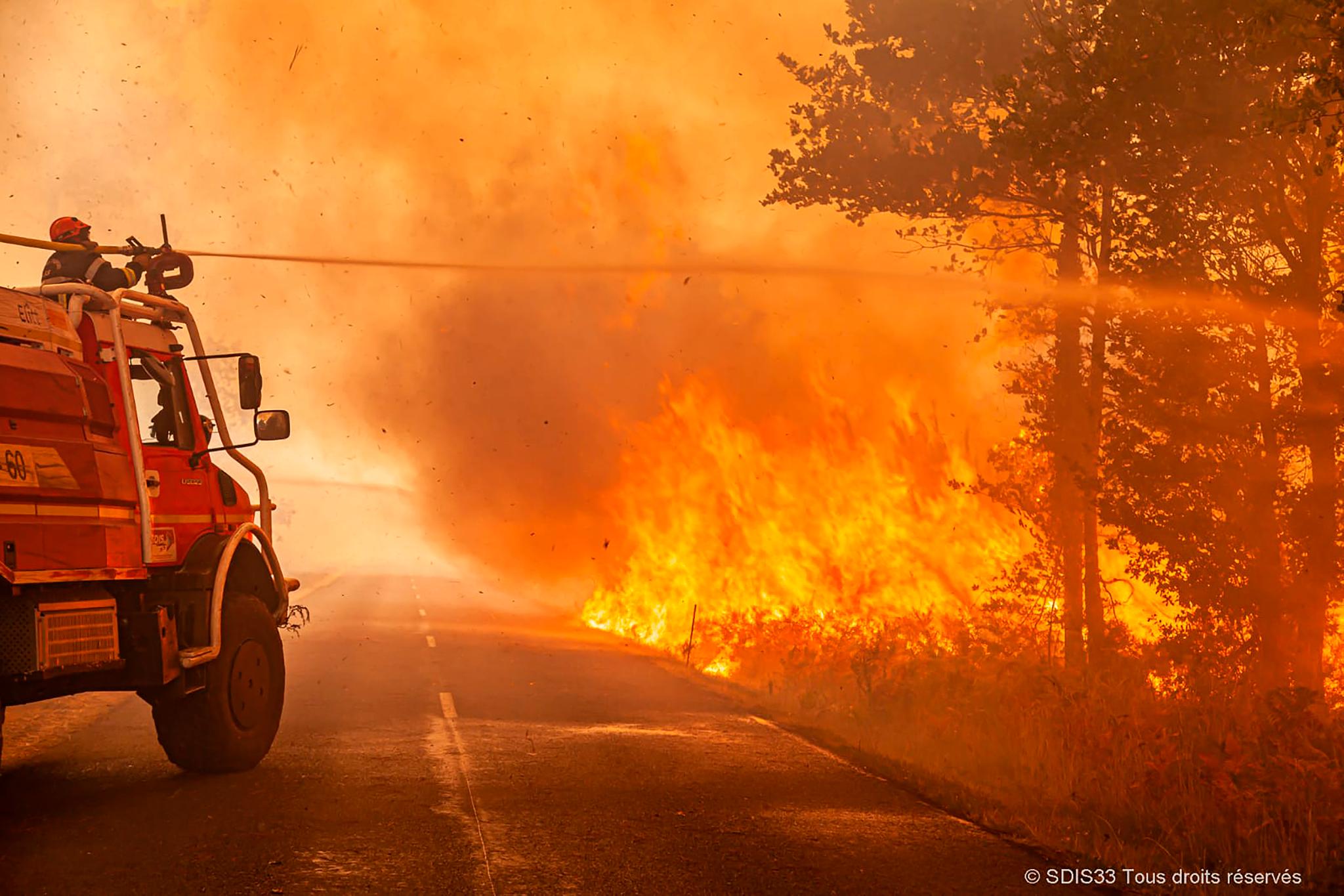 Brannmannskaper kjemper mot en stor skogbrann i Gironde-regionen sør for Bordeaux i Frankrike. Langvarig tørke har ført til knusktørre forhold og rekordmange skogbranner i Europa. 
