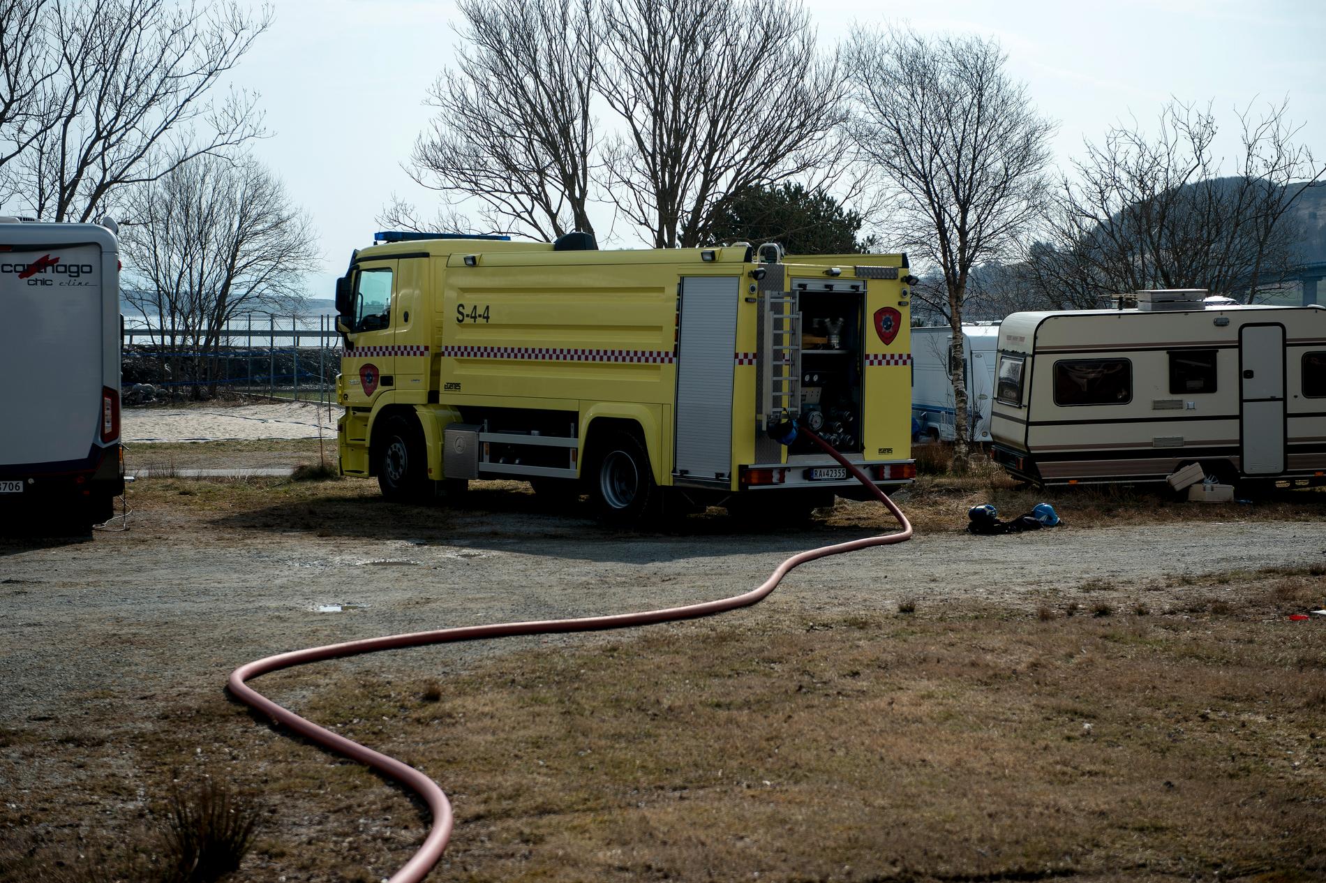 Tre personer mistet livet i en brann i en campingvogn i Rennesøy kommune i Rogaland tidlig lørdag morgen. Vogna var overtent da brannvesenet kom fram til campingplassen.