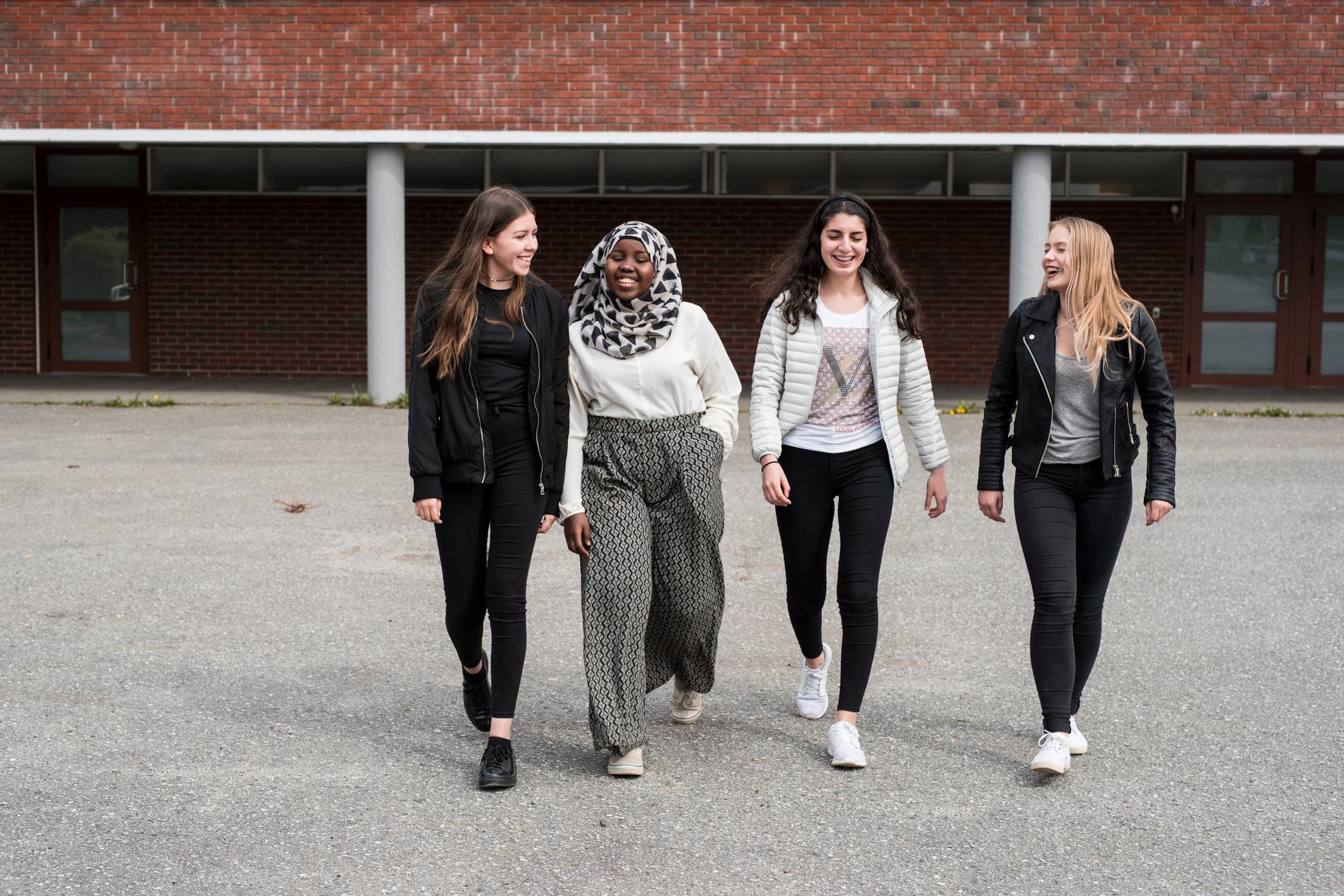 SKAM-FANS: Bestevennene Emilia Manning-Gaona (fra venstre), Iqra Ahmed, Karin Bamerni og Hanne Tårup ser alle på SKAM, og synes serien beskriver veldig godt hvordan et typisk ungdomsmiljø ser ut i dag.