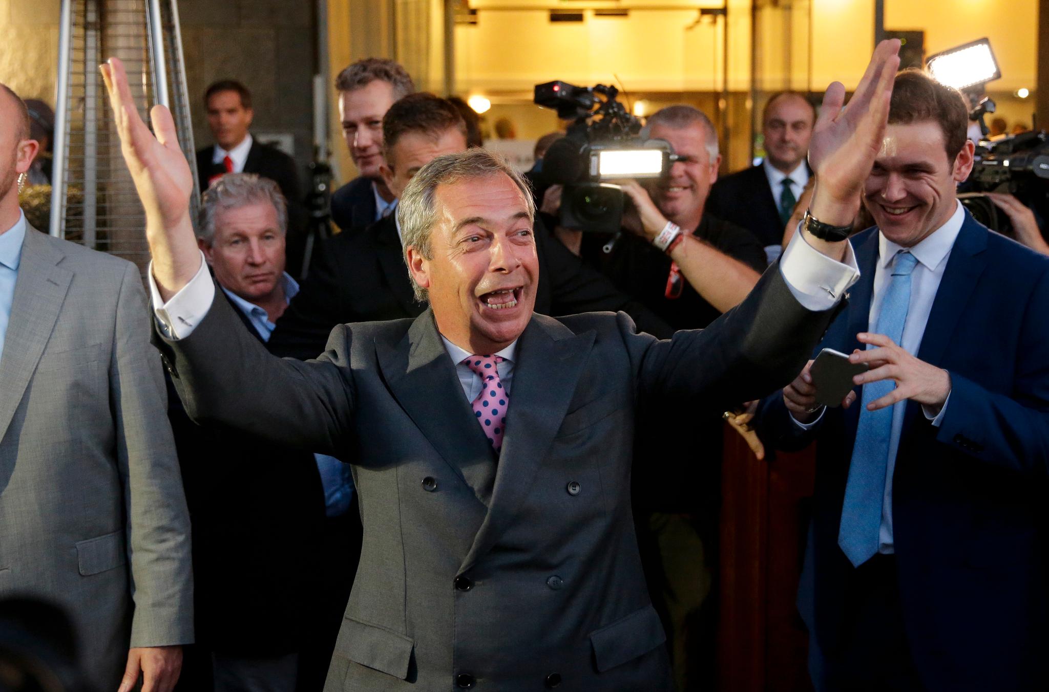 UKIP-lederen Nigel Farage, en av nei-generalene, er henrykt. Han var sikker på seier allerede før Sky News og BBC ga nei-siden vinneren.