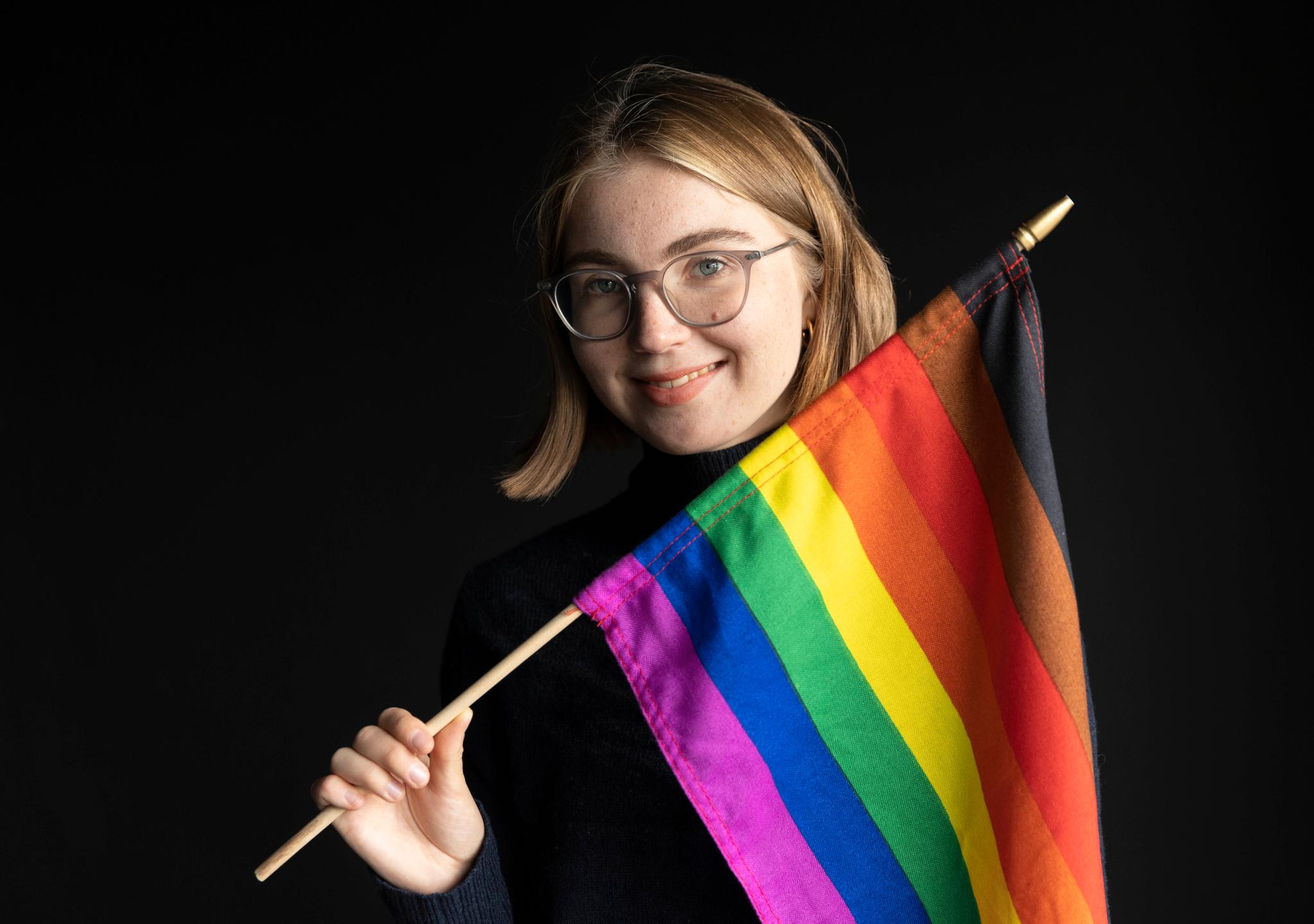 Ta med én fysisk ting som representerer partiet ditt, oppfordret Aftenposten. Hulda Holtvedt i Grønn Ungdom tok med et Pride-flagg. – Den grønne bevegelsen er stolte forkjempere av mangfold, sier Holtvedt.