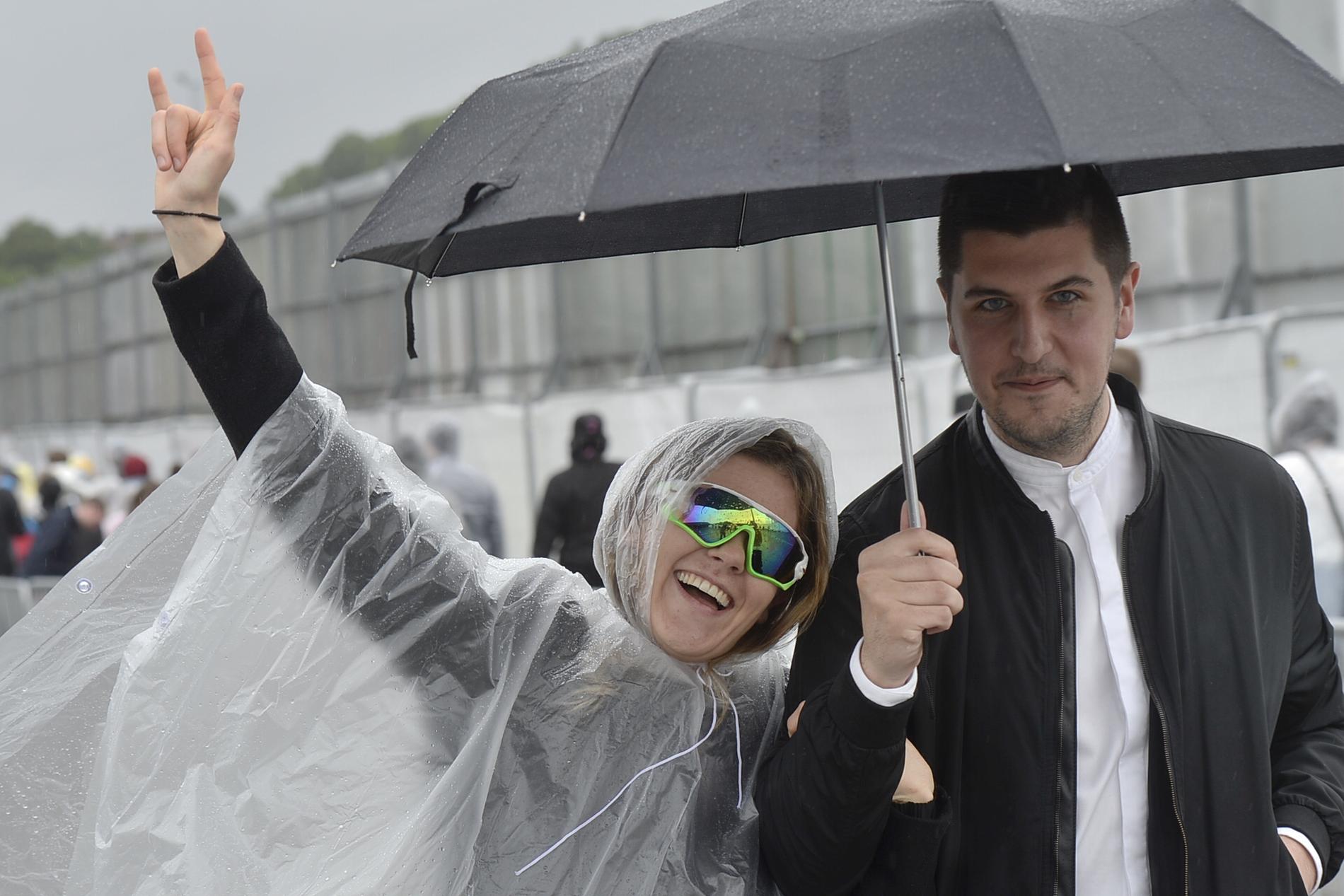 – Solbrillene er for å beskytte mascaraen, sier Kari Helene Bye Fjelde. Dino Serdarevic sin paraply er mot regnet. 