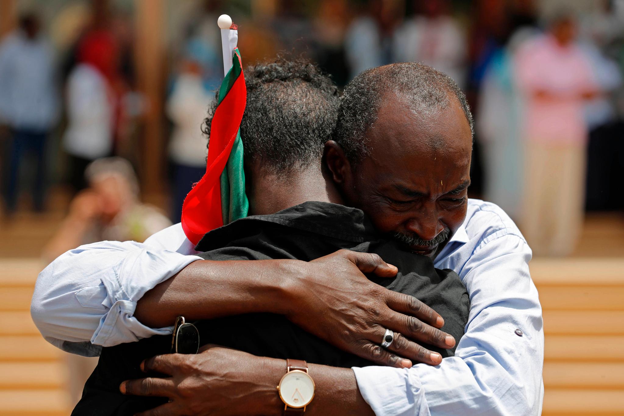 Sudanere feirer at generalene har undertegnet en maktdelingsavtale med protestbevegelsen, åtte måneder etter at folket reiste seg mot Omar al-Bashirs regime. 