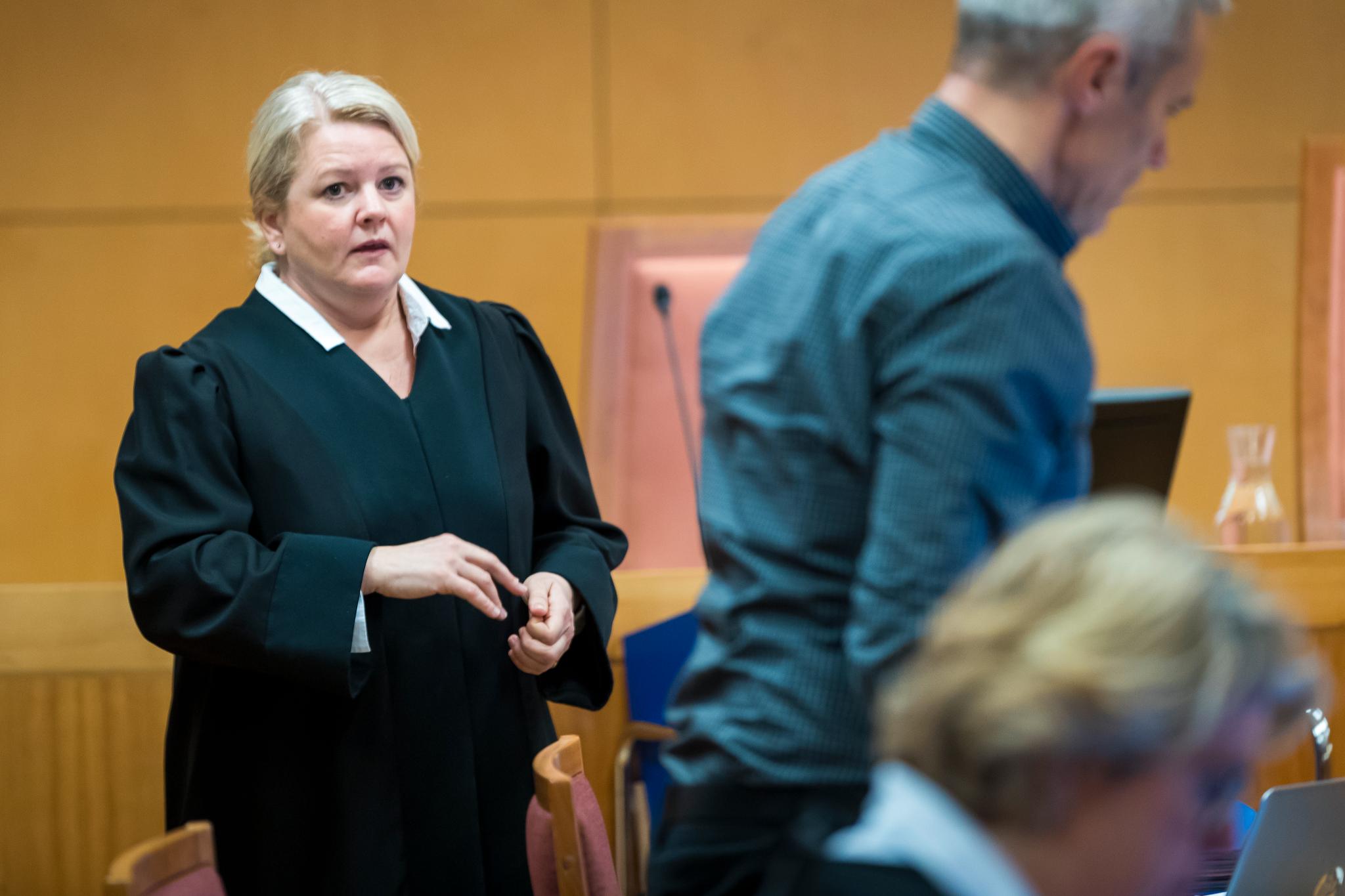 Aktor Iris Storås i rettssalen i Hedmarken tingrett under rettssaken mot Janne Jemtlands drapstiltalte ektemann. Torsdag ble bevisførselen avsluttet i saken. 
