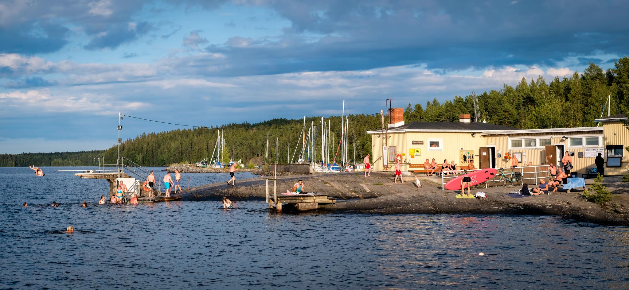 Vakker beliggenhet og gode bademuligheter ved Näsijärvi-sjøen gjør Rauhaniemi til en av Tamperes mest populære offentlige saunaer.