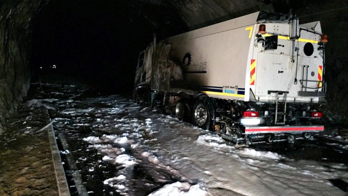 UTBRENT: En ledebil kjørte kolonne fra Jølster mot Sogndal med flere biler bak seg da det oppsto brann i en feiebil.