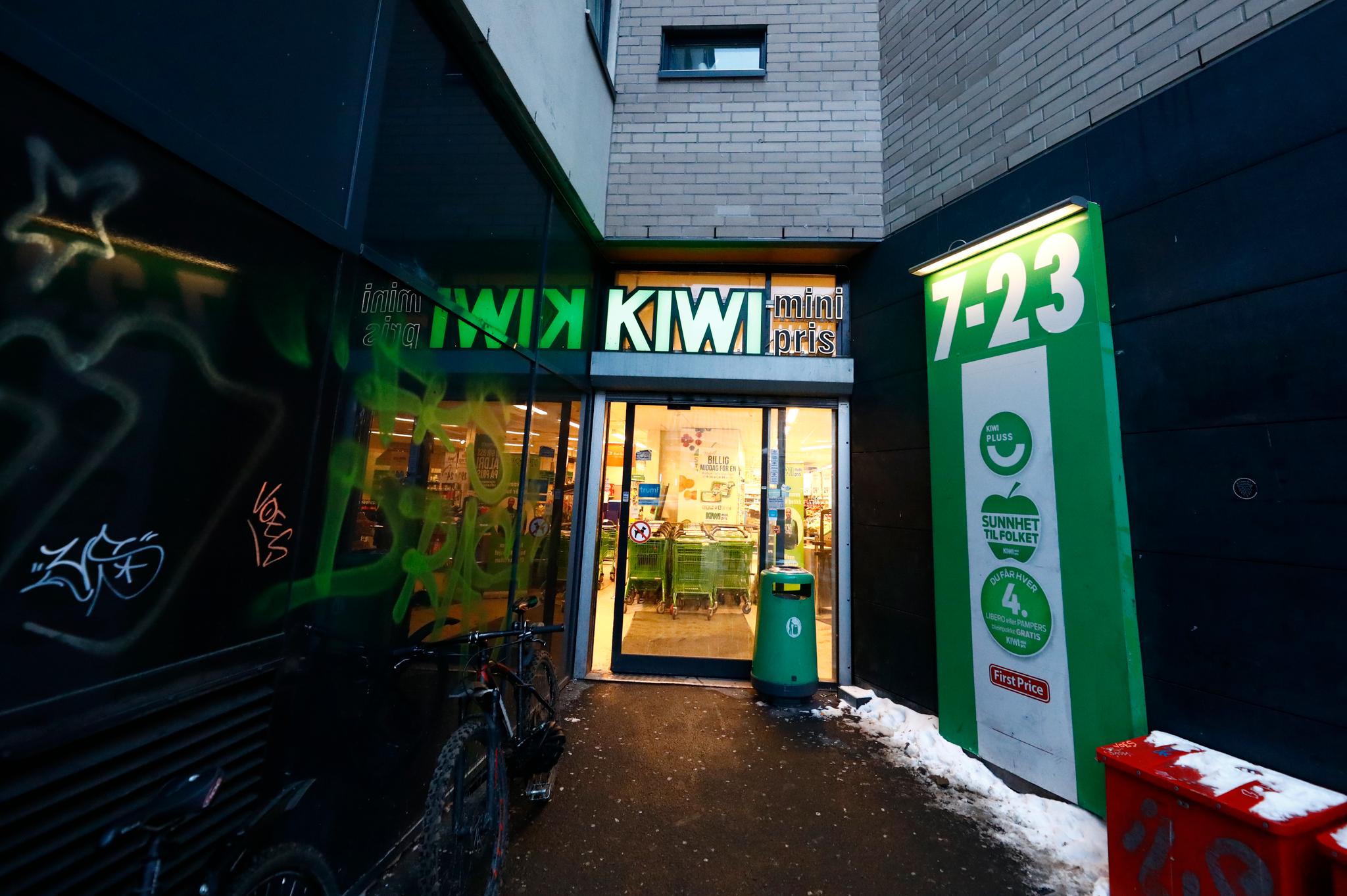 Knivstikkingen skjedde i Kiwi-butikken i Møllergata i Oslo torsdag. Foto: Fredrik Hagen / NTB scanpix