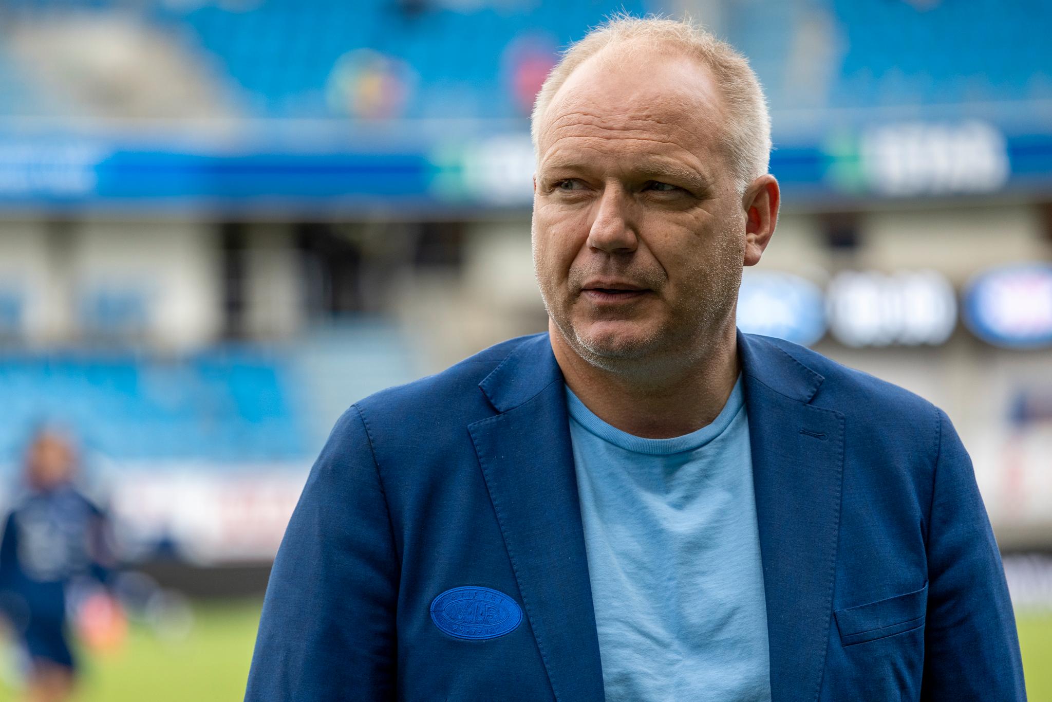 BANKET BLÅ: Dag-Eilev Fagermo og Vålerenga har ikke klart å hamle opp med hverken Molde eller Bodø/Glimt i sesonginnledningen. Her er VIF-treneren på Aker stadion i første serierunde.