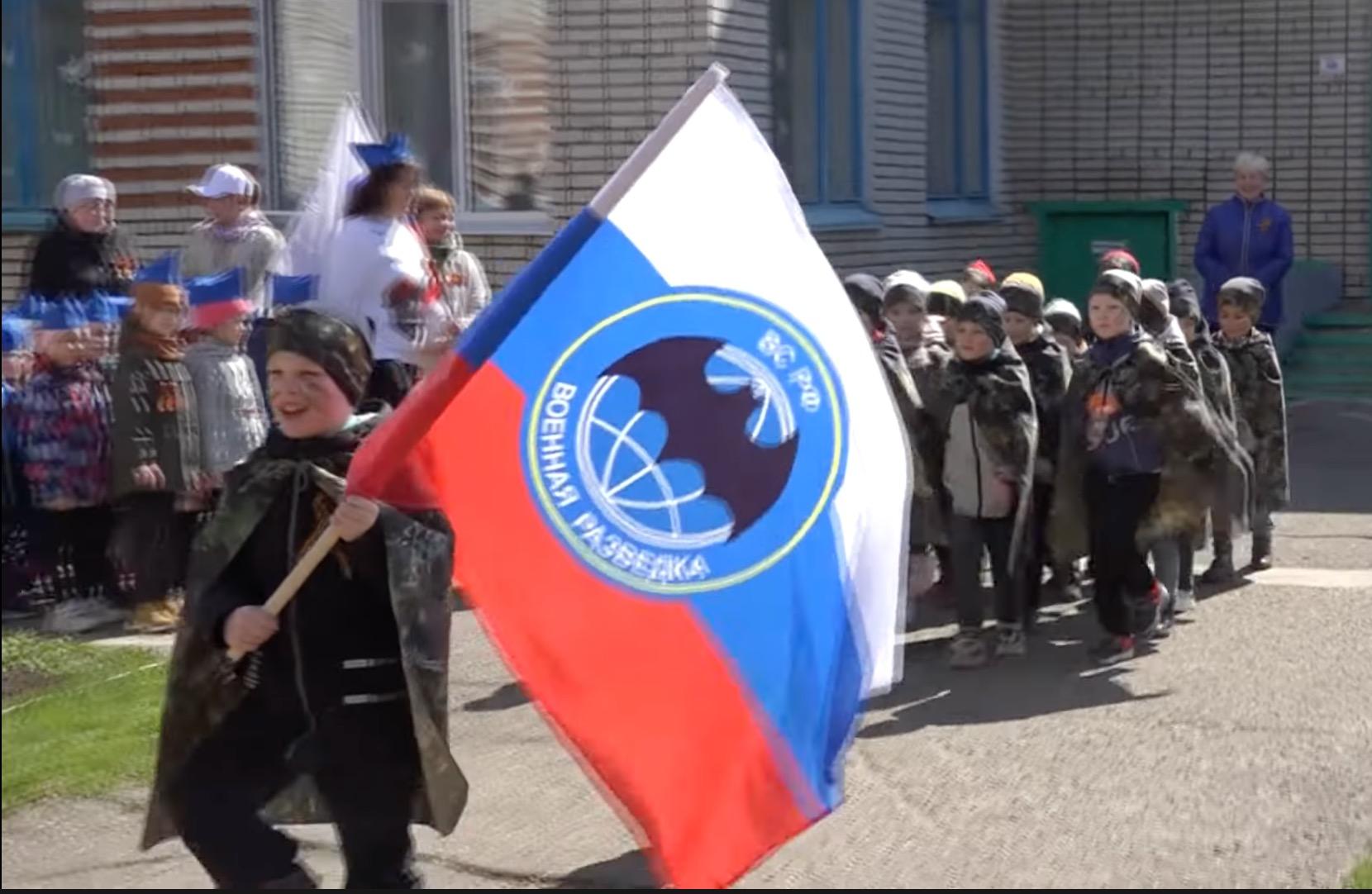 GRU-flagg og kamuflasjedrakter – de skal kanskje forestille spesialsoldater fra GU Spetsnaz. Denne videoen er postet av en privatperson søndag 8. mai. Aftenposten har verifisert at barnehagen ligger i en forstad utenfor Tsjeboksary, hovedstaden i republikken Tsjuvasjia.