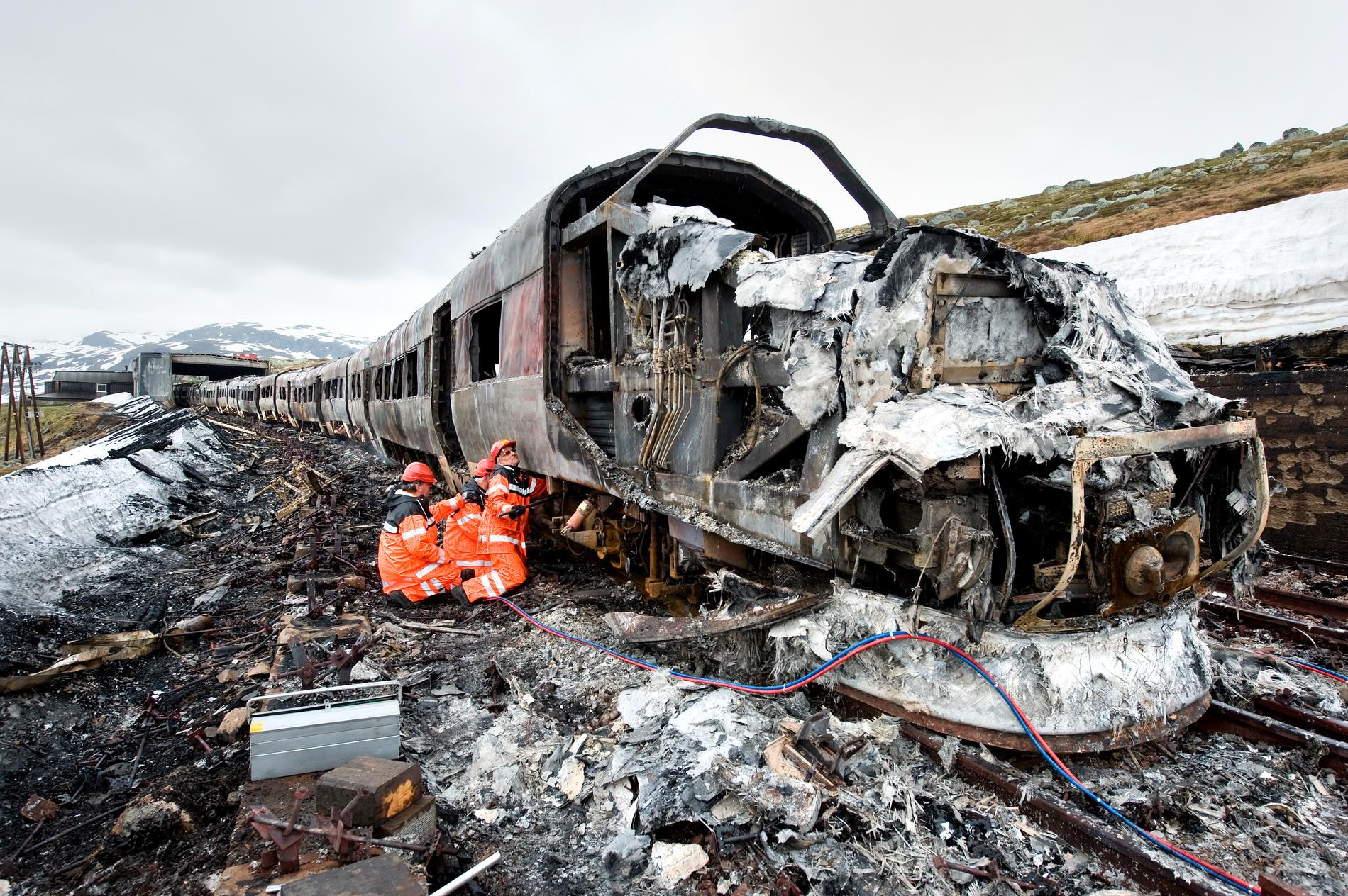 ULYKKE: Ingen passasjerer ble skadet, men både togsettet og snøoverbygget ble totalskadet i den dramatiske brannen i juni i fjor.