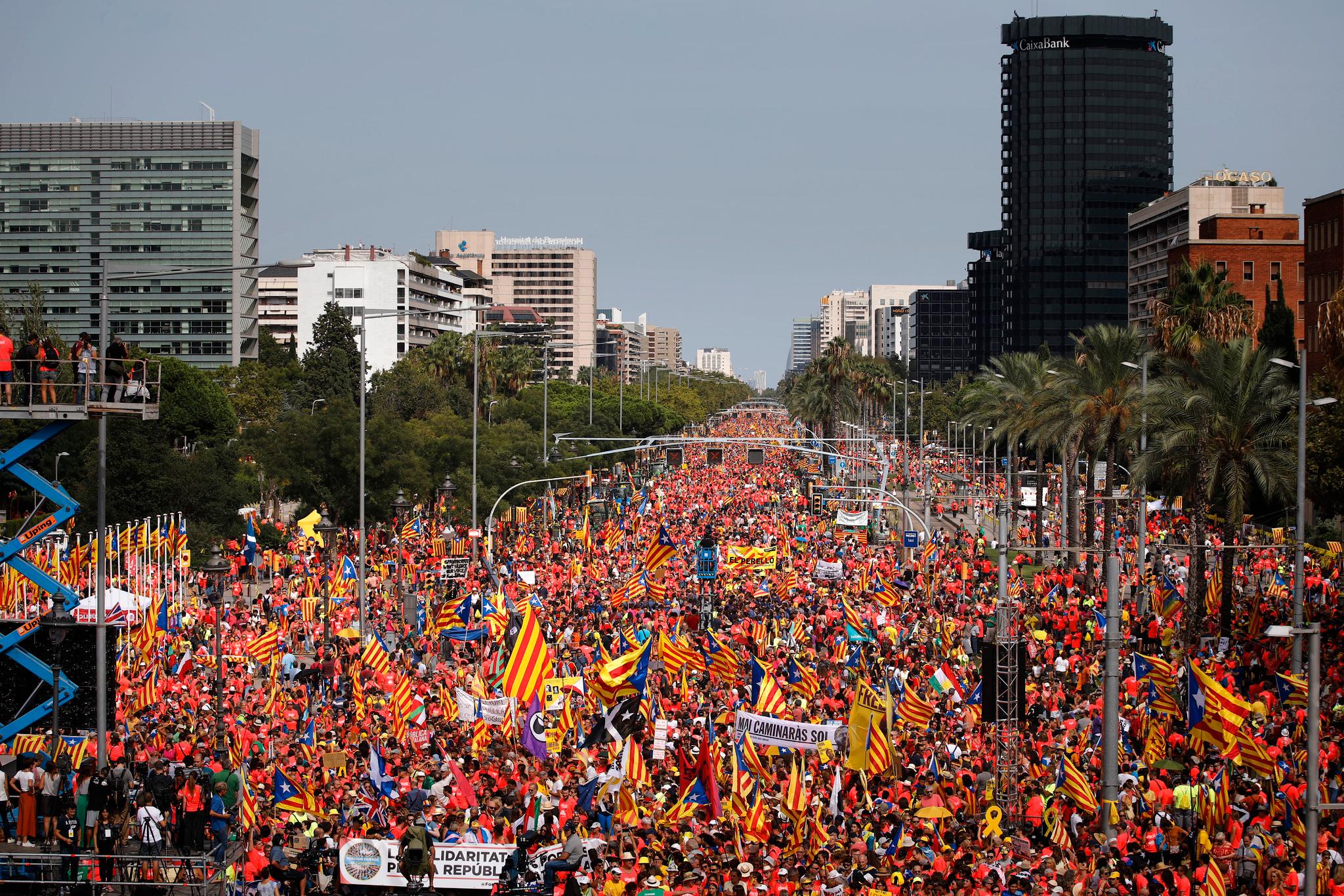 Et folkehav fylte tirsdag gatene i Barcelona under katalanernes nasjonaldag. Folk vifter med det karakteristiske separatistflagget estelada, som er et viktig symbol for katalanerne. 