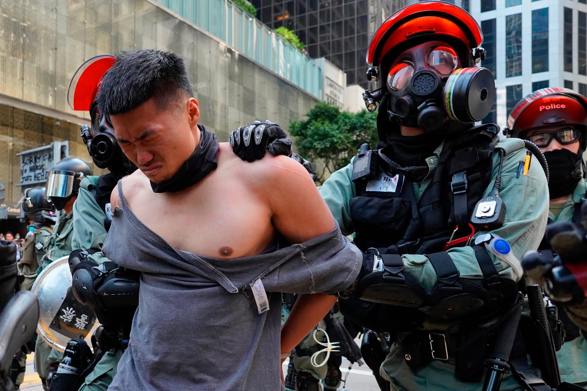 En maskert demonstrant ble skutt av politiet og 266 andre demonstranter ble pågrepet i Hongkong mandag. 