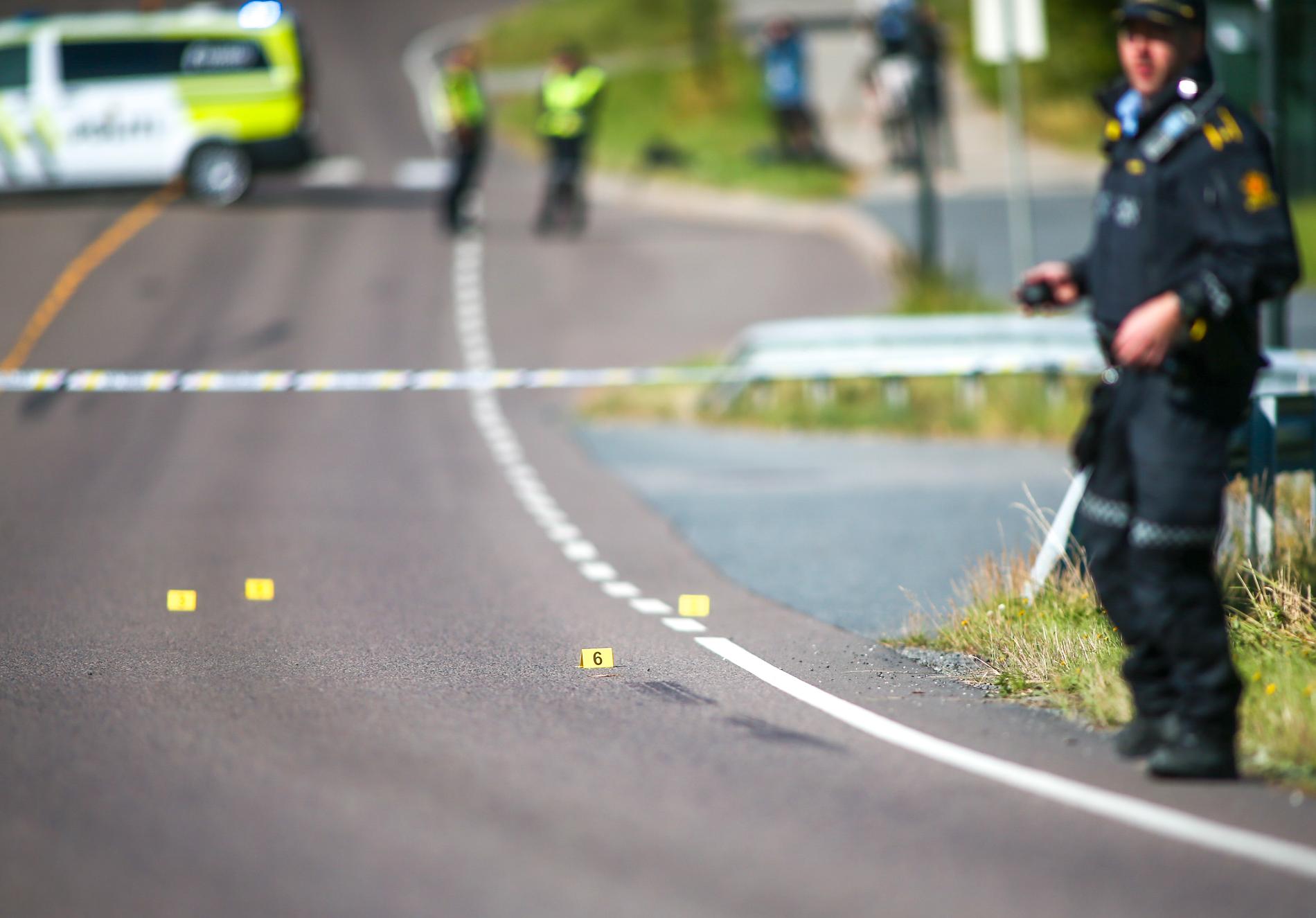 Politiet på stedet i Sarpsborg etter at en person ble skutt og drept av politiet lørdag morgen. 