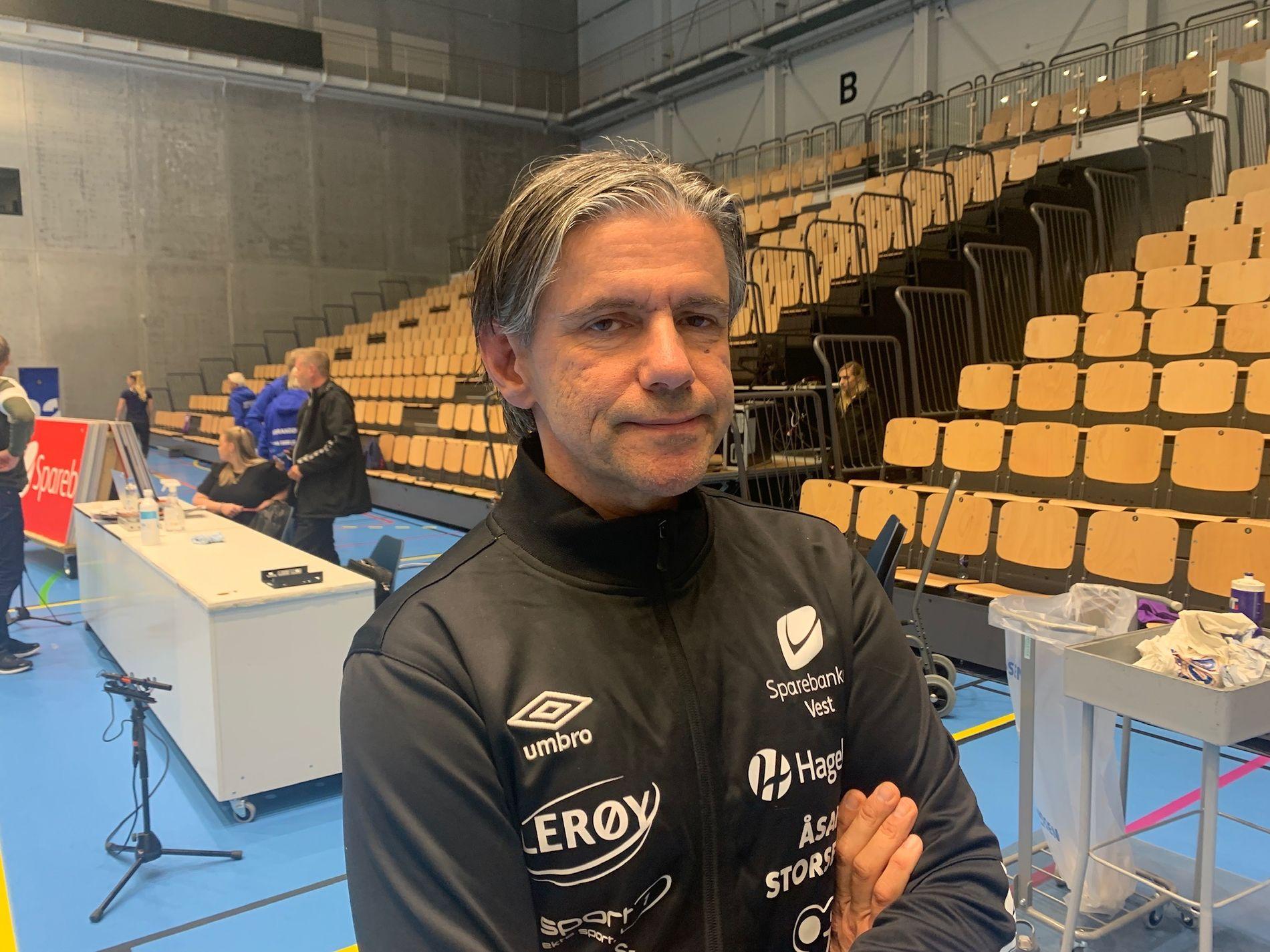 Tertnes-trener Tore Johannessen var fornøyd etter seieren mot Larvik. Her fra forrige hjemmekamp.