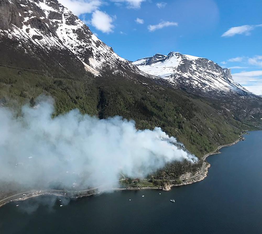Brannvesenet arbeider lørdag kveld med etterslokking etter skogbrannen ved Skjomen i Narvik. Store områder ble en periode røyklagt som følge av skogbrannen. 