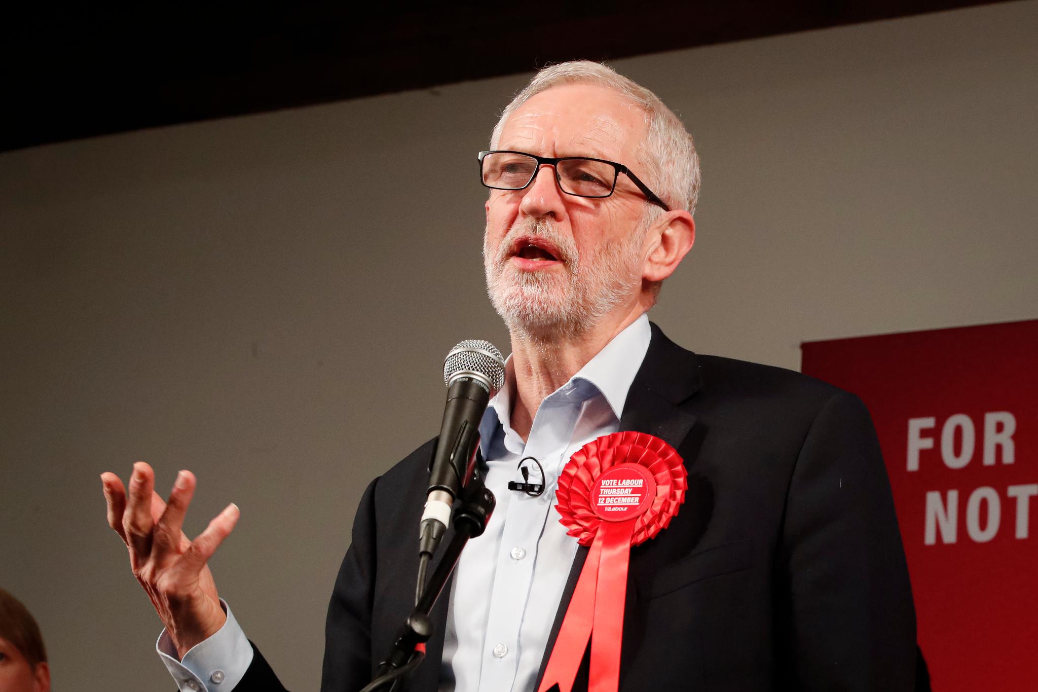 Tidligere Labour-leder Jeremy Corbyn er torsdag suspendert på grunn av måten han har reagert på funnene i en rapport om antisemittisme i Labour-partiet. 