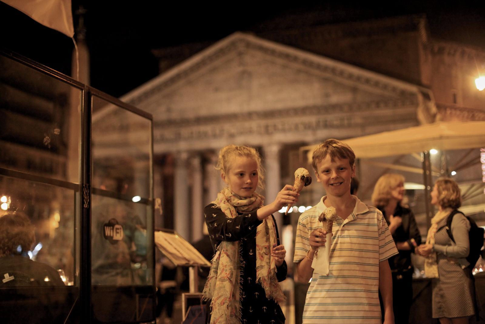 VERDENS BESTE IS? Sunniva Sæbø Skarpeteig (11) og Grant Williams (11) tester is på plassen foran Pantheon, midt i Romas historiske sentrum. Her med is fra Il Gelato di San Crispino – en av Romas mest berømte iskrembarer.