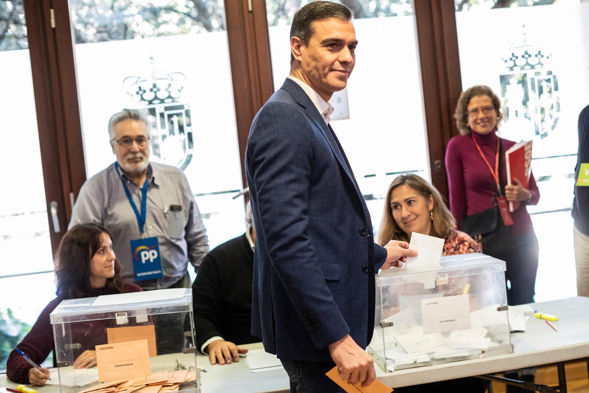 STEMTE: Statsminister Pedro Sanchez avla sin stemme ved valget i Spania søndag. 