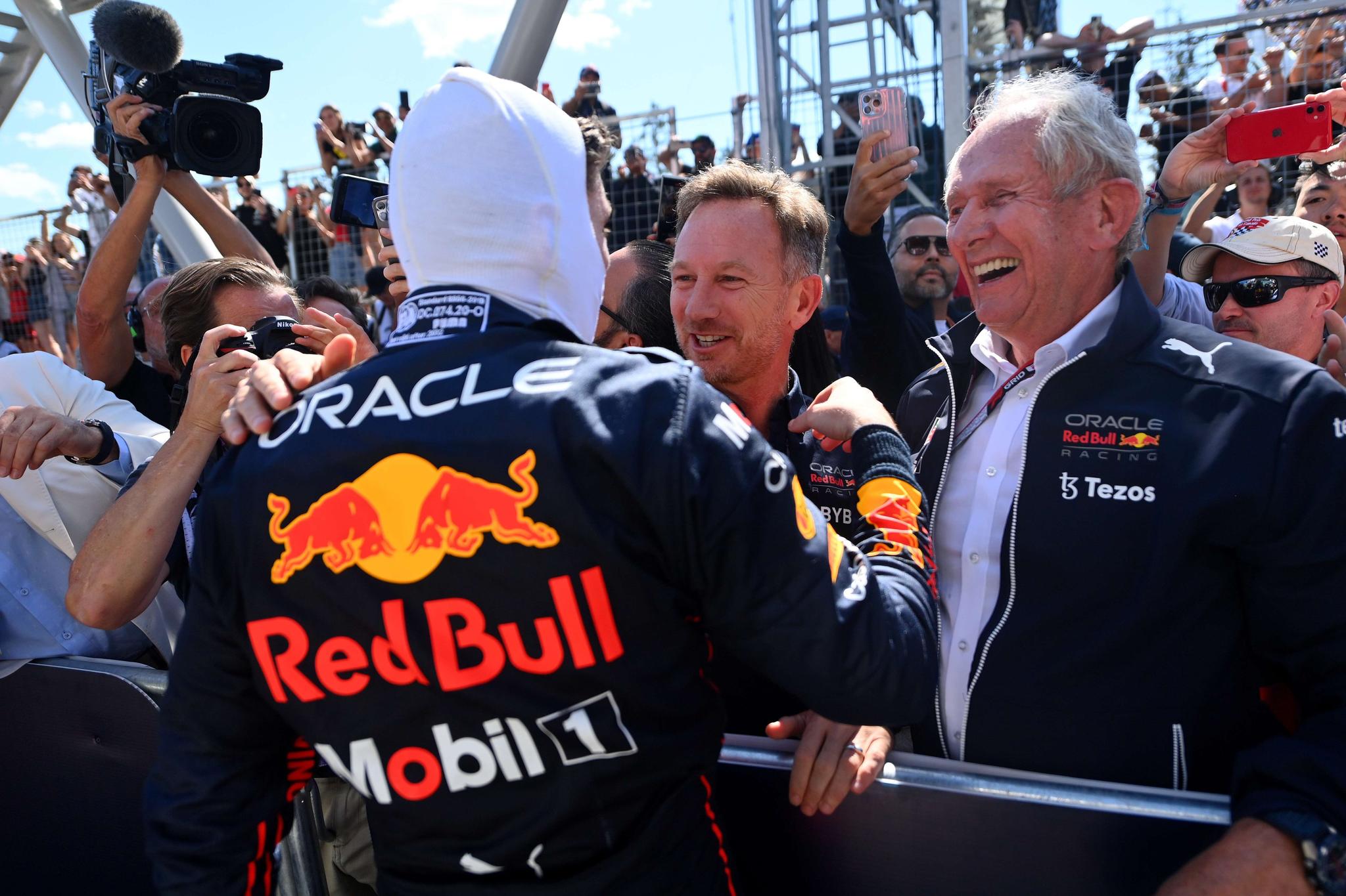 DOMINERTE: Christian Horner (midten) feirer Max Verstappens seier i Canada med Red Bull-rådgiveren Helmut Marko (t.h.) og vinneren selv. Horner tror at Mercedes kan slå tilbake i Silverstone.
