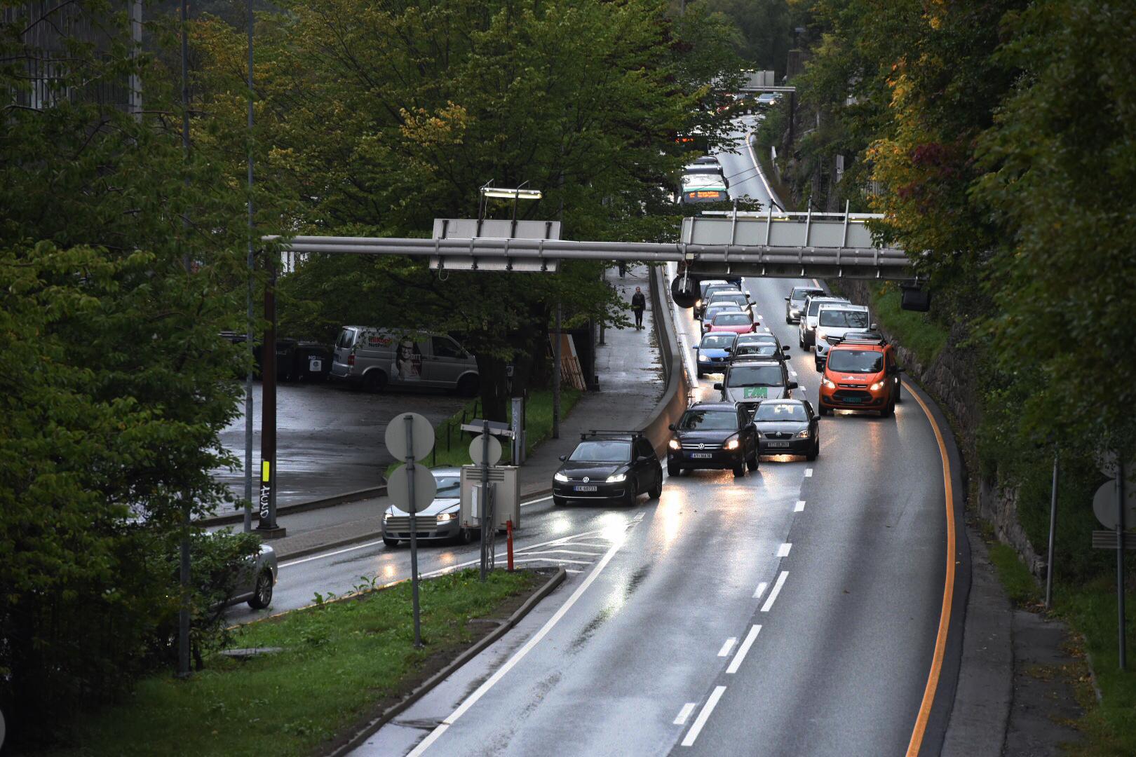 STENGT: Fløyfjelltunnelen var lenge stengt. Bilene måtte derfor kjøre gjennom sentrum. 