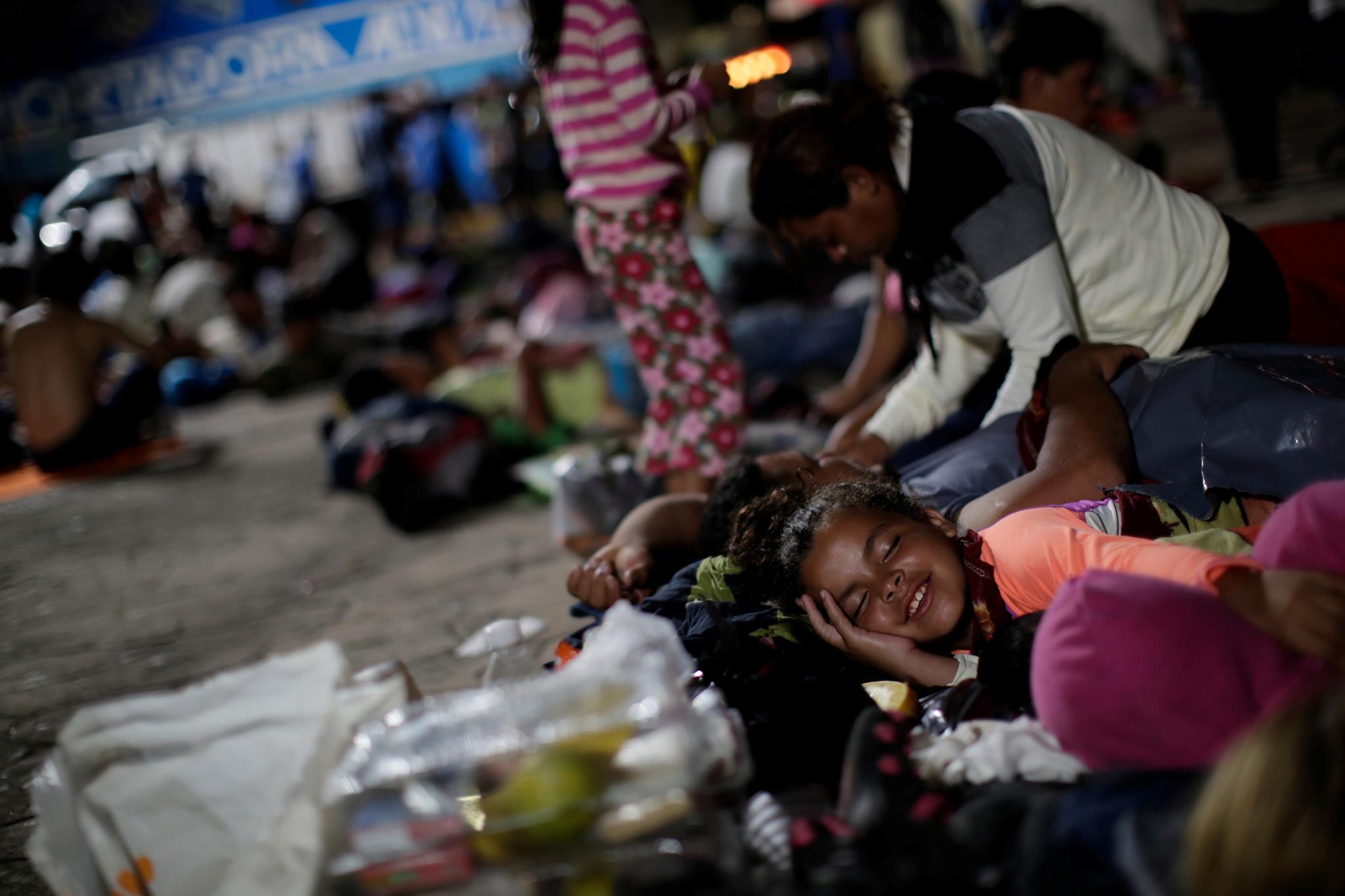Migranter hviler på fortauene i den mexicanske byen Tapachula. Migrantkaravanen startet i Honduras. 