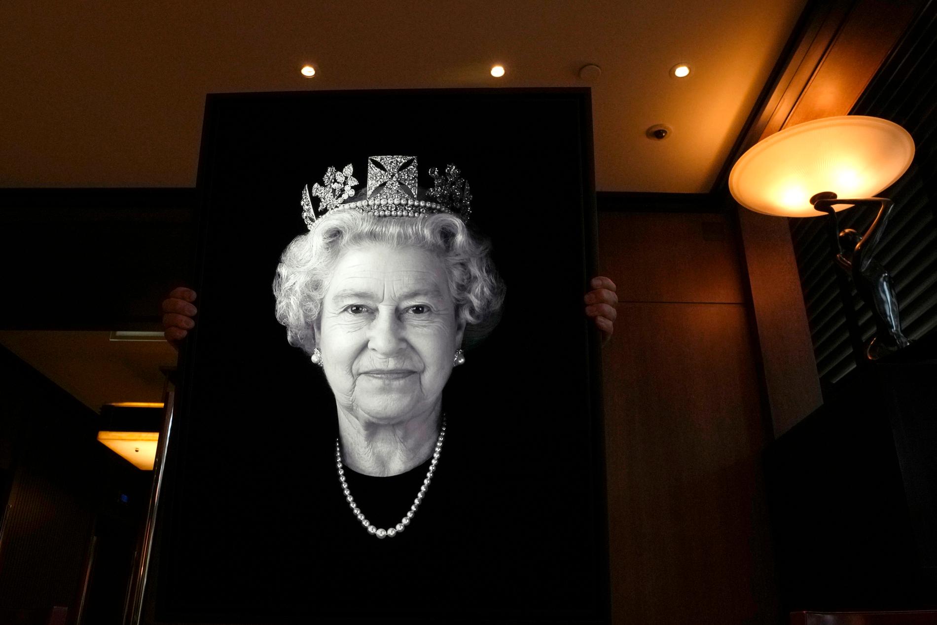 I 2004 laget kunstneren Rob Munday det første 3D/holografiske portrettet av dronning Elizabeth II. I anledning sommerens jubileumsfeiring viste han frem et tidligere usett portrett - der han fanger monarken i et sjeldent smil på et slikt offentlig portrett med krone. 