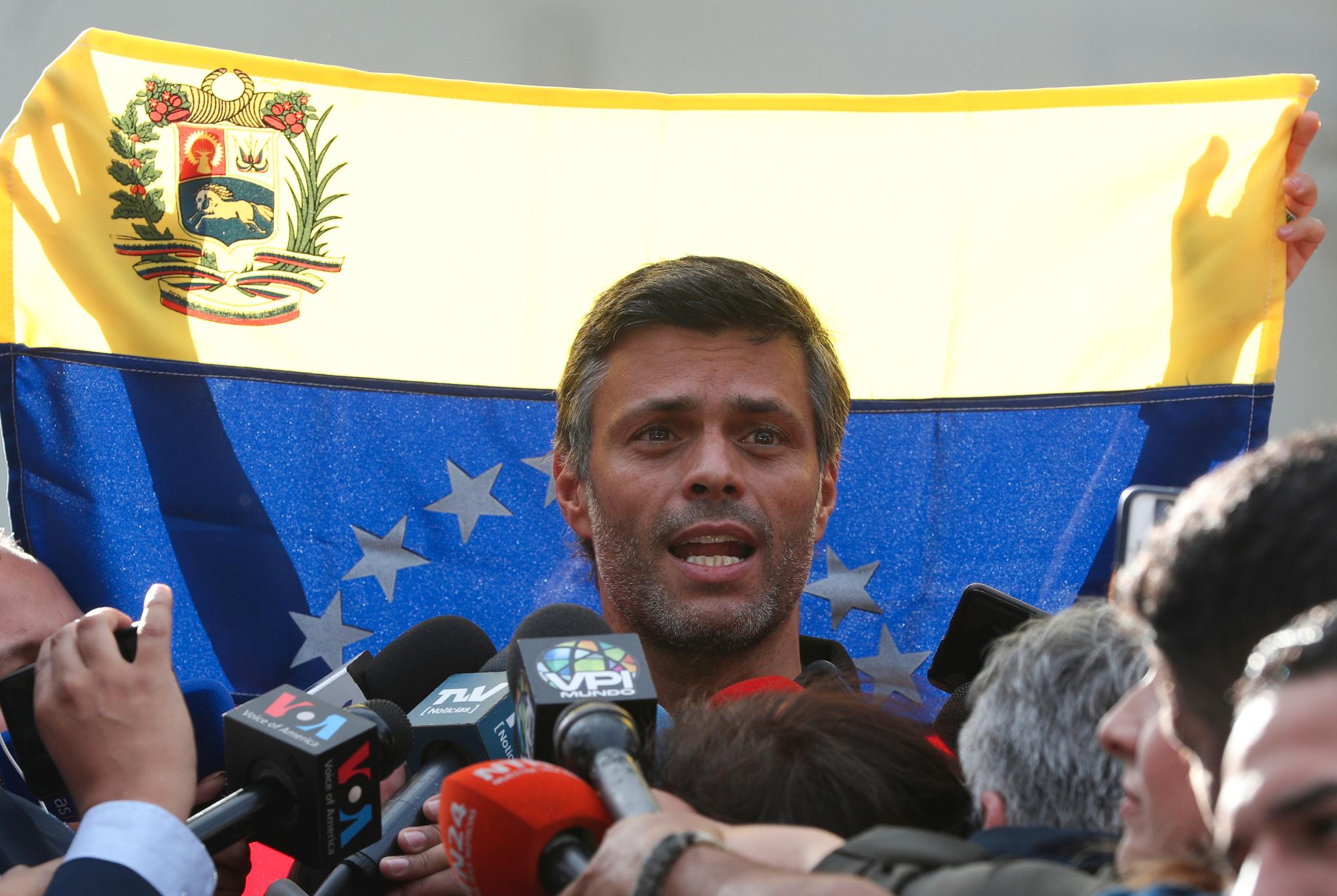 Opposisjonsleder Leopoldo López deltok på en pressekonferanse i Caracas 2. mai. Han sa da at han forventet at Venezuelas militære ville kaste Nicolás Maduro.