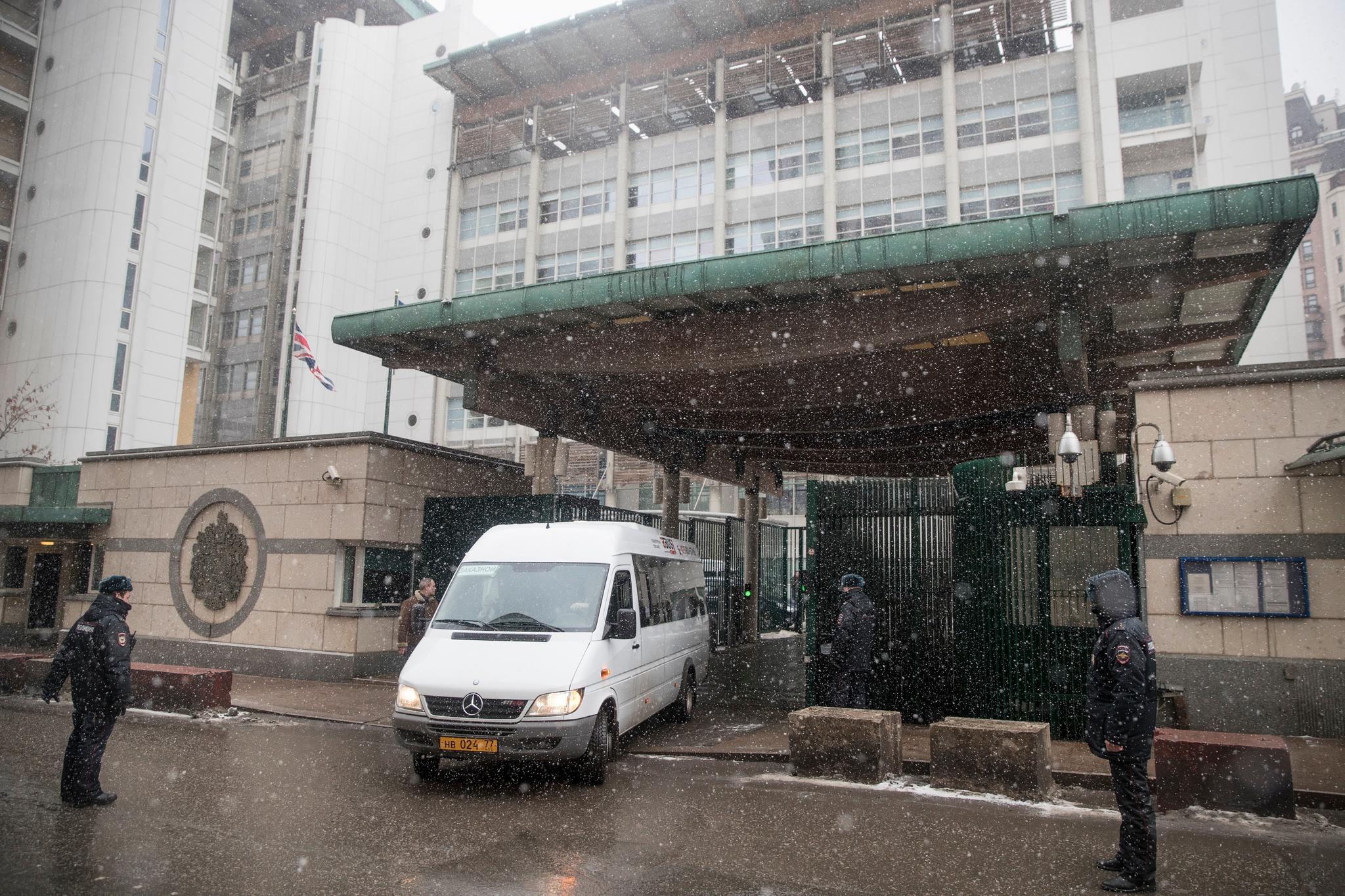   En buss som angivelig fraktet utviste, britiske diplomater, forlot den britiske ambassaden i Moskva forrige uke. Nå vil Russland utvise enda flere.