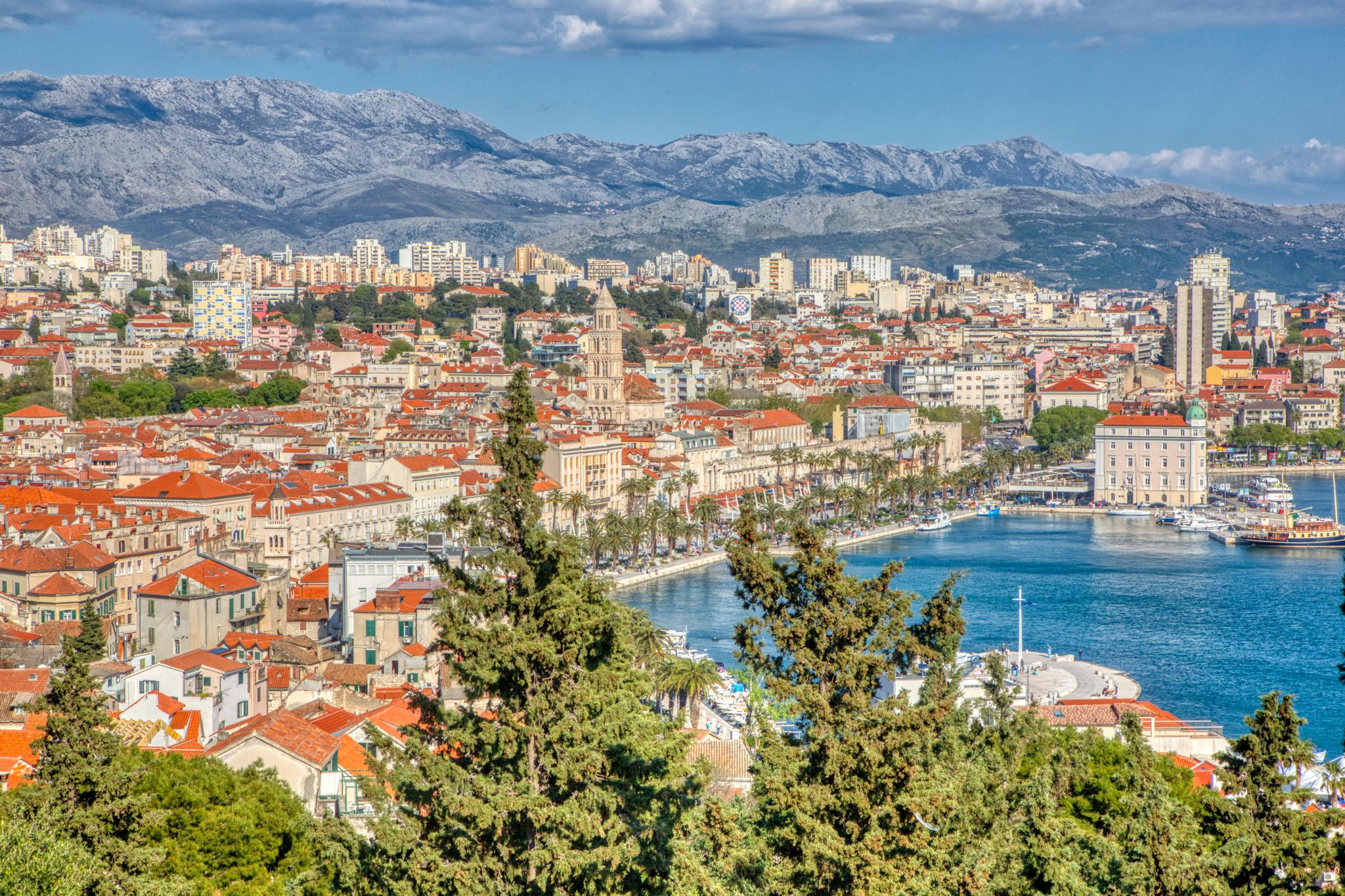 Split ligger trygt plassert mellom fjellene og havet. Her kunne den paranoide keiser Diokletian pensjonere seg uten frykt for at noen skulle komme og ta ham.