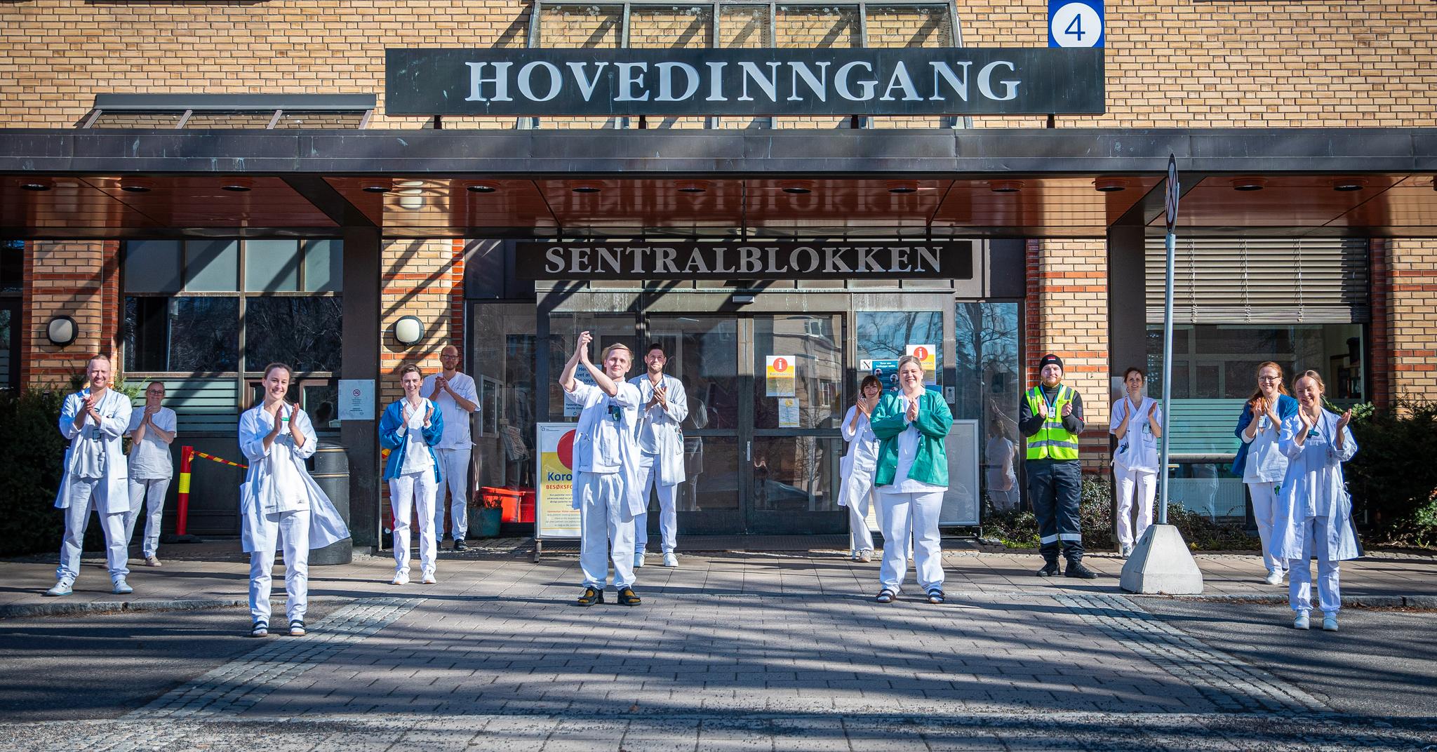 Etter at koronaviruset kom til Norge, ble nordmenn via et Facebook-arrangement oppfordret til å klappe for helsevesenet hver kveld. Karina Hougen, lege i spesialisering avdeling radiologi (bak til høyre i blå jakke) er initiativtager for at legene og sykepleierne «klapper tilbake» hvor de viser sin takk til alle som holder seg hjemme.