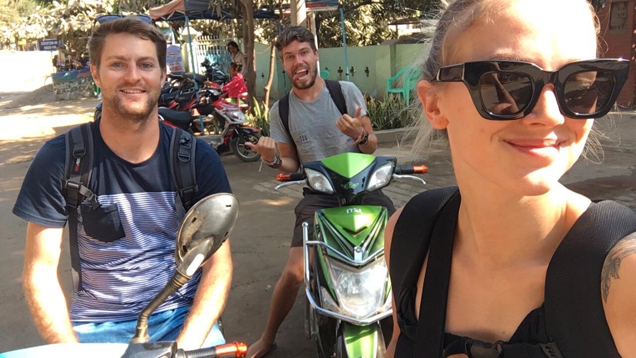 Martin (Australia), Kevin (Canada) og meg klar for scootertur til poolen i Myanmar. Alle foto: Privat.