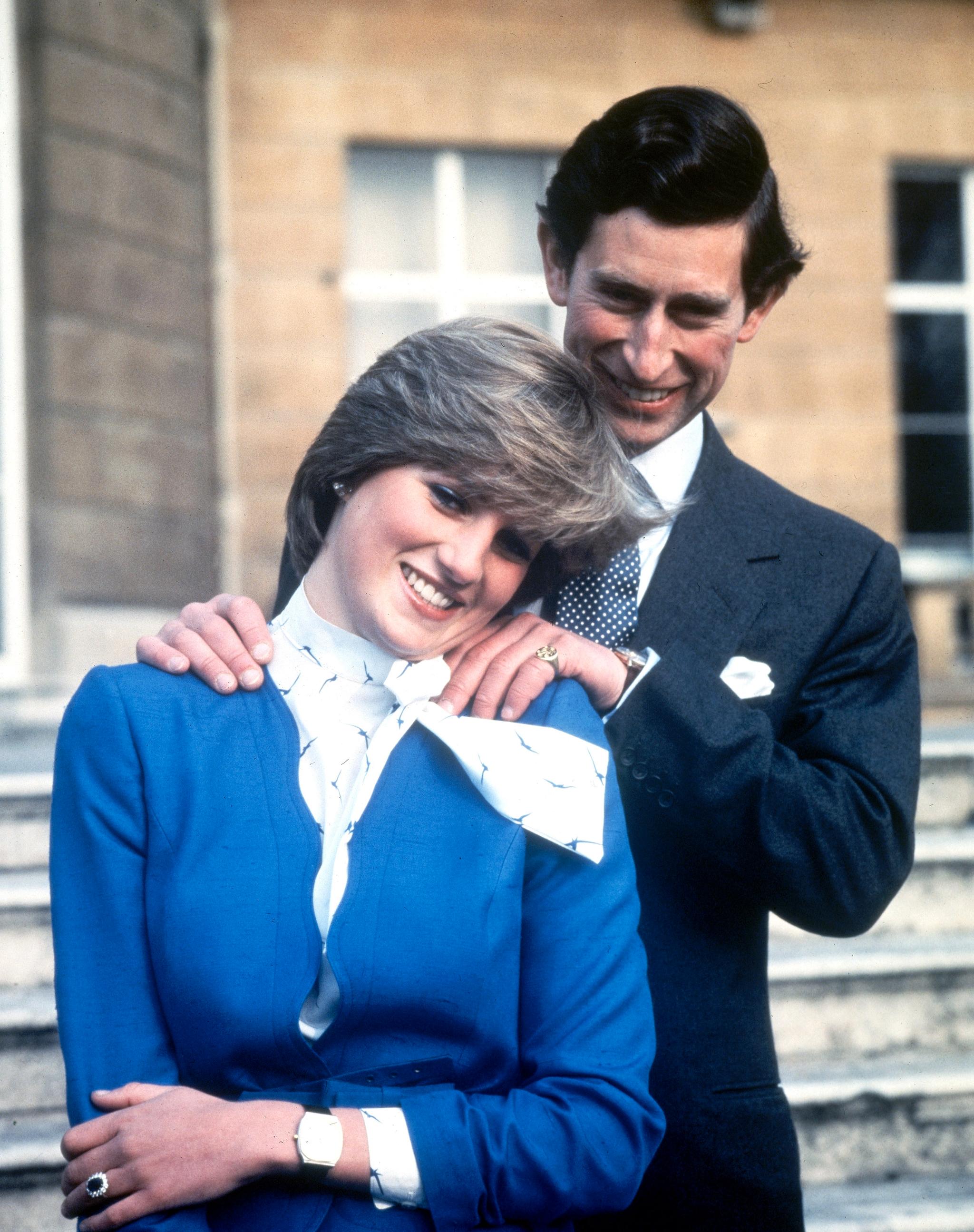 Charles og Diana etter at forlovelsen deres ble offentliggjort. 