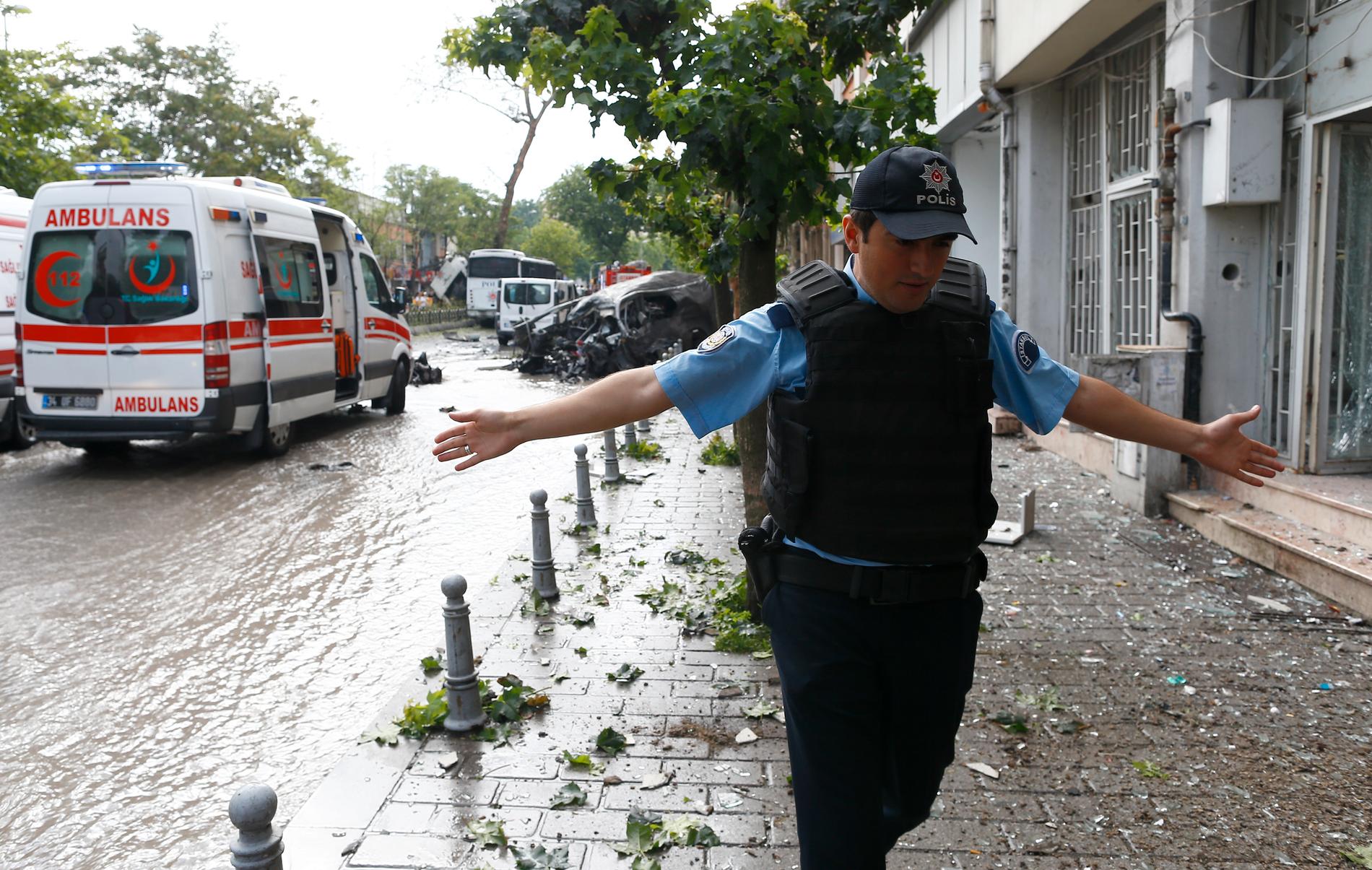 RAMMET POLITI: En kraftig bombe eksploderte i morgentimene tirsdag idet en buss med politifolk passerte i Istanbul. 